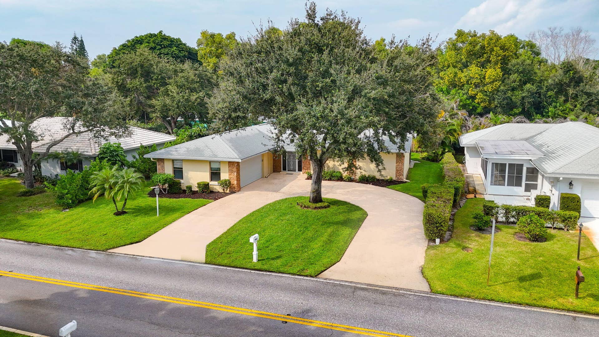 9881 SE LITTLE CLUB Way N, Jupiter, FL 33469 Aerial Front