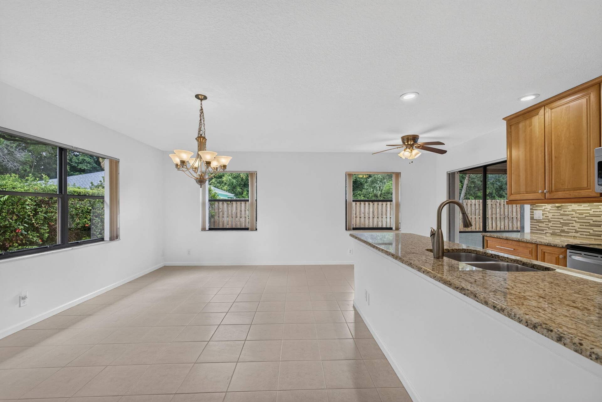 9881 SE LITTLE CLUB Way N, Jupiter, FL 33469 Kitchen/Dining