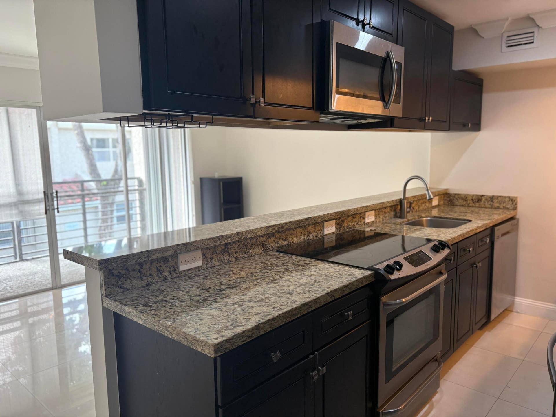 5248 NE 6th Avenue, #D32, Oakland Park, FL 33334 Kitchen