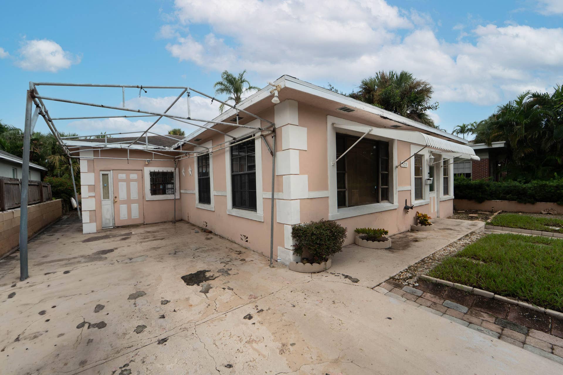 521 26TH Street, West Palm Beach, FL 33407 Long driveway can accommodate 3-4 vehicles