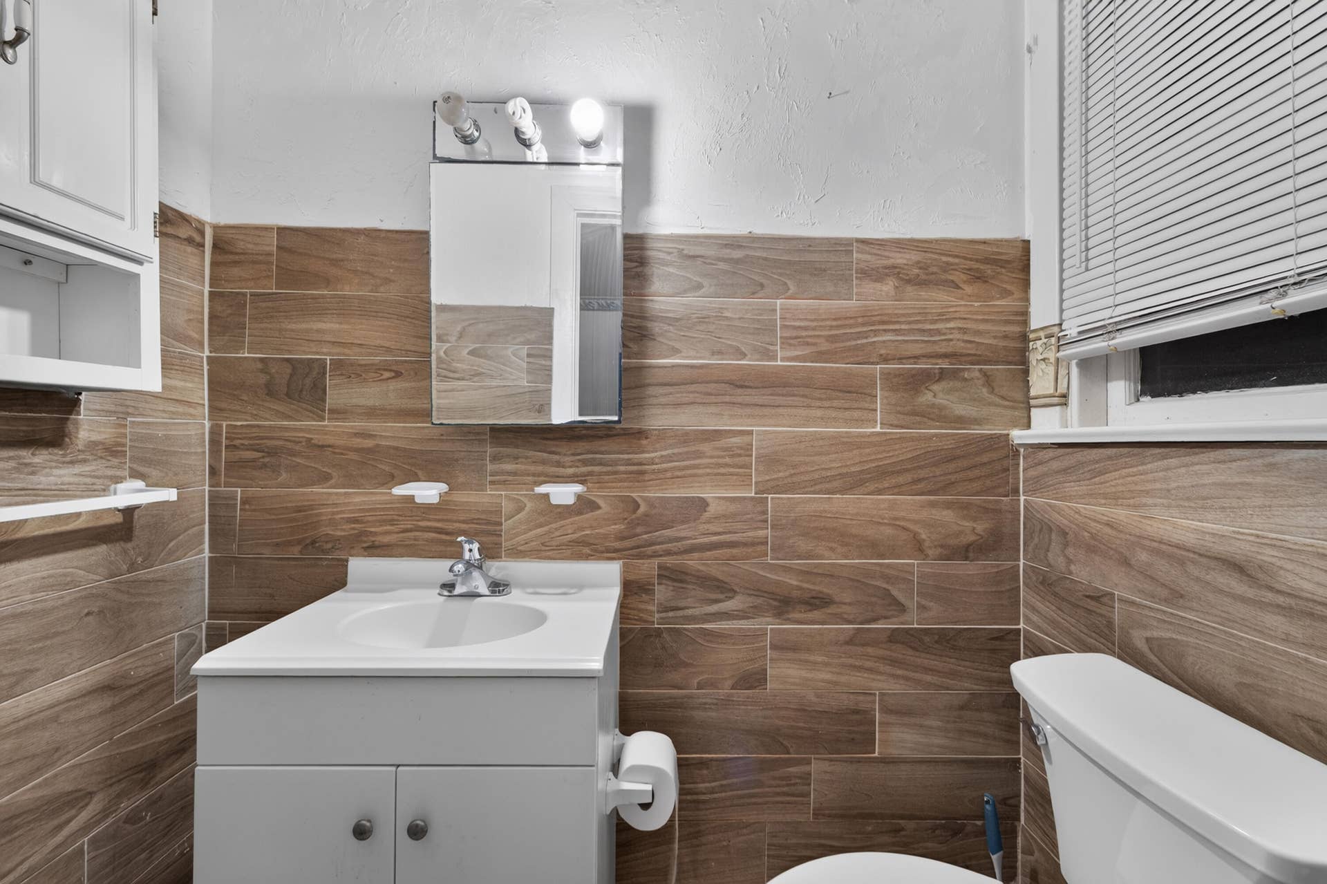521 26TH Street, West Palm Beach, FL 33407 Half, primary bathroom