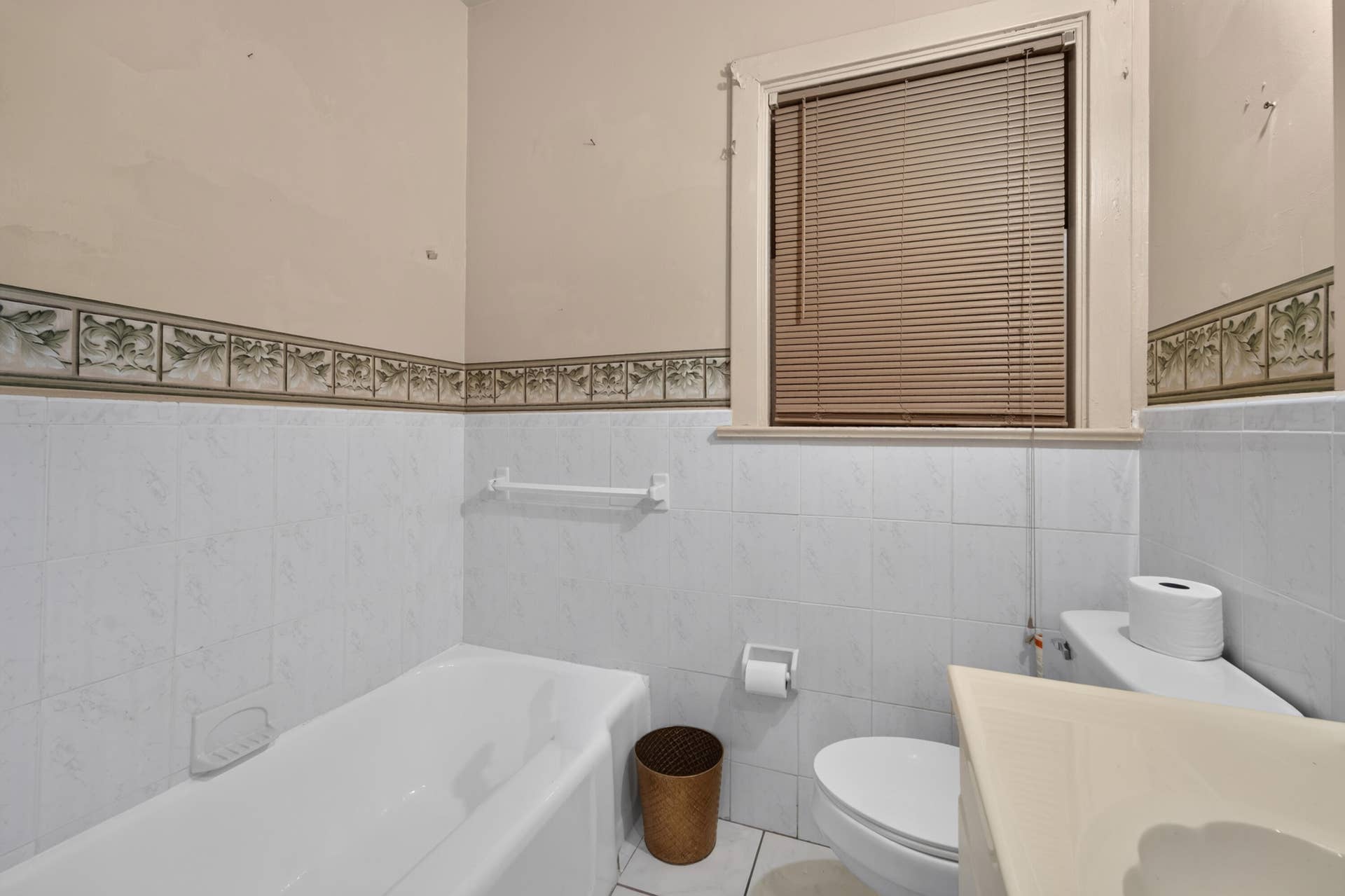 521 26TH Street, West Palm Beach, FL 33407 Additional angle of main full bathroom