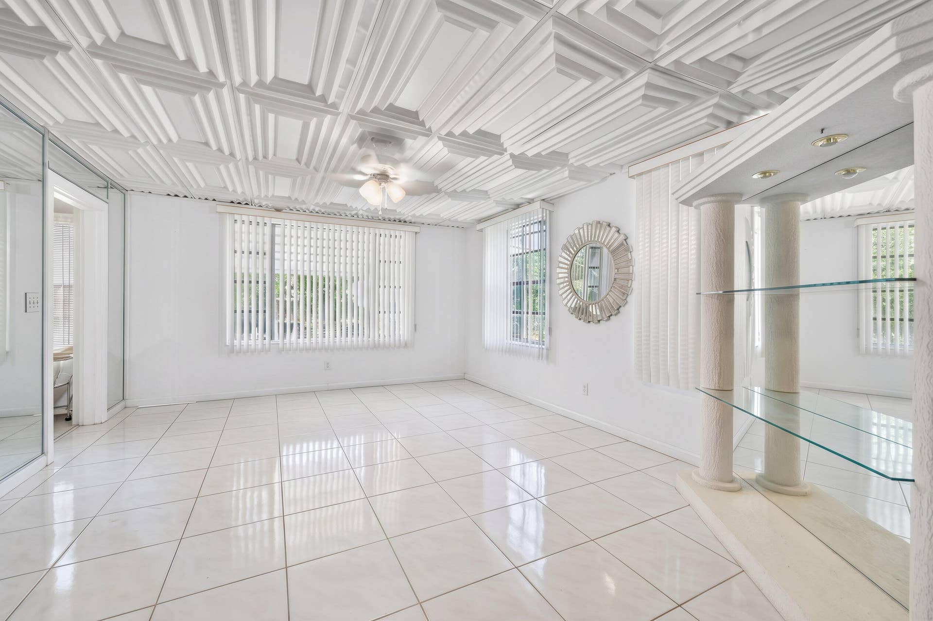 521 26TH Street, West Palm Beach, FL 33407 Living room