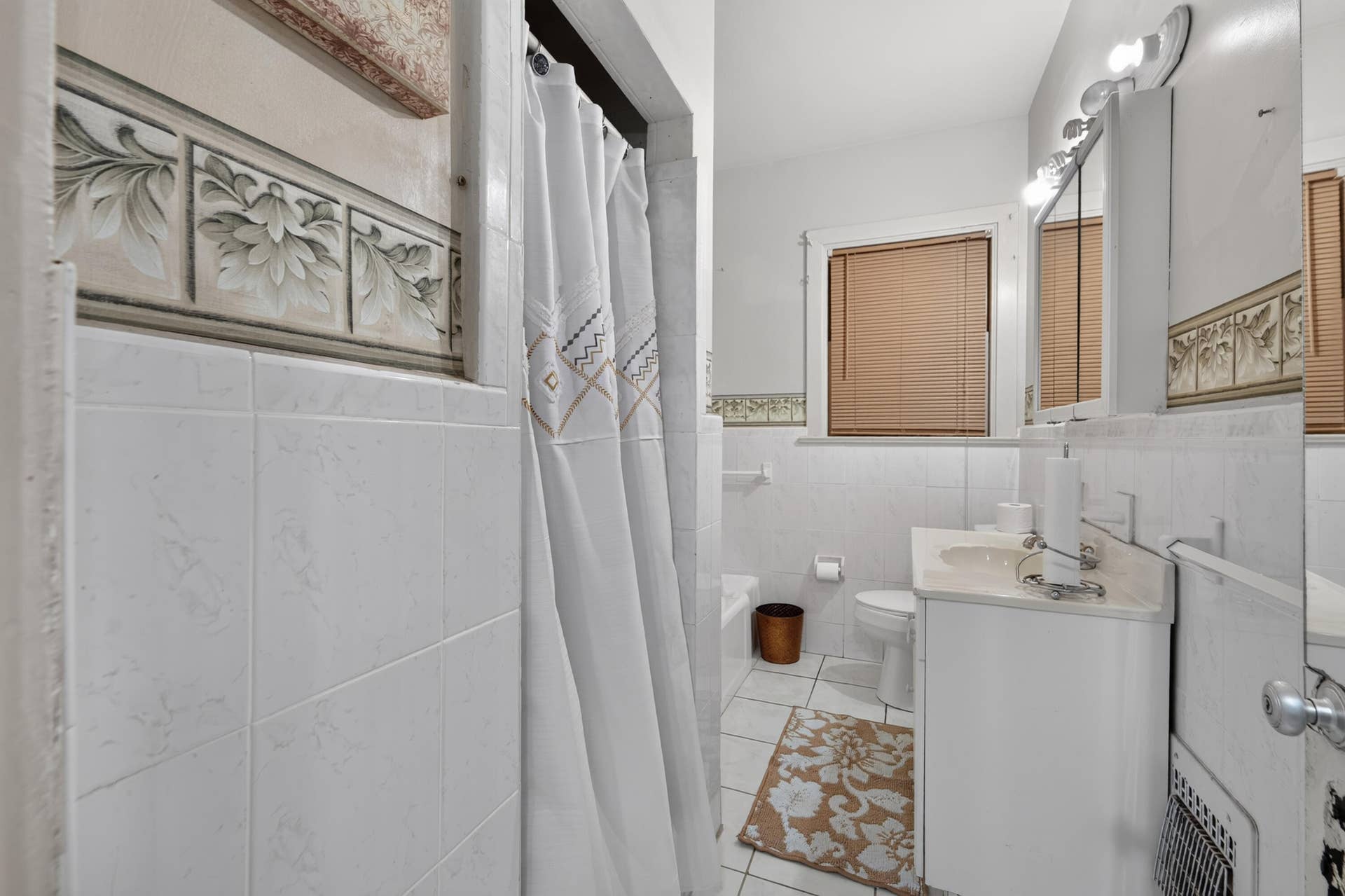 521 26TH Street, West Palm Beach, FL 33407 Additional angle of main full bathroom