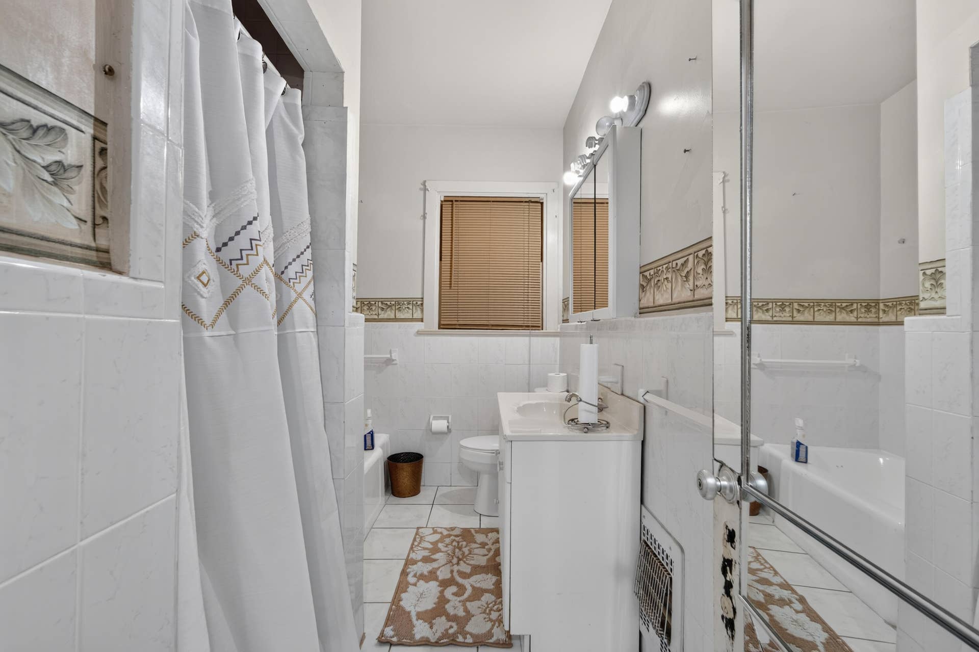 521 26TH Street, West Palm Beach, FL 33407 Main full bathroom in hall