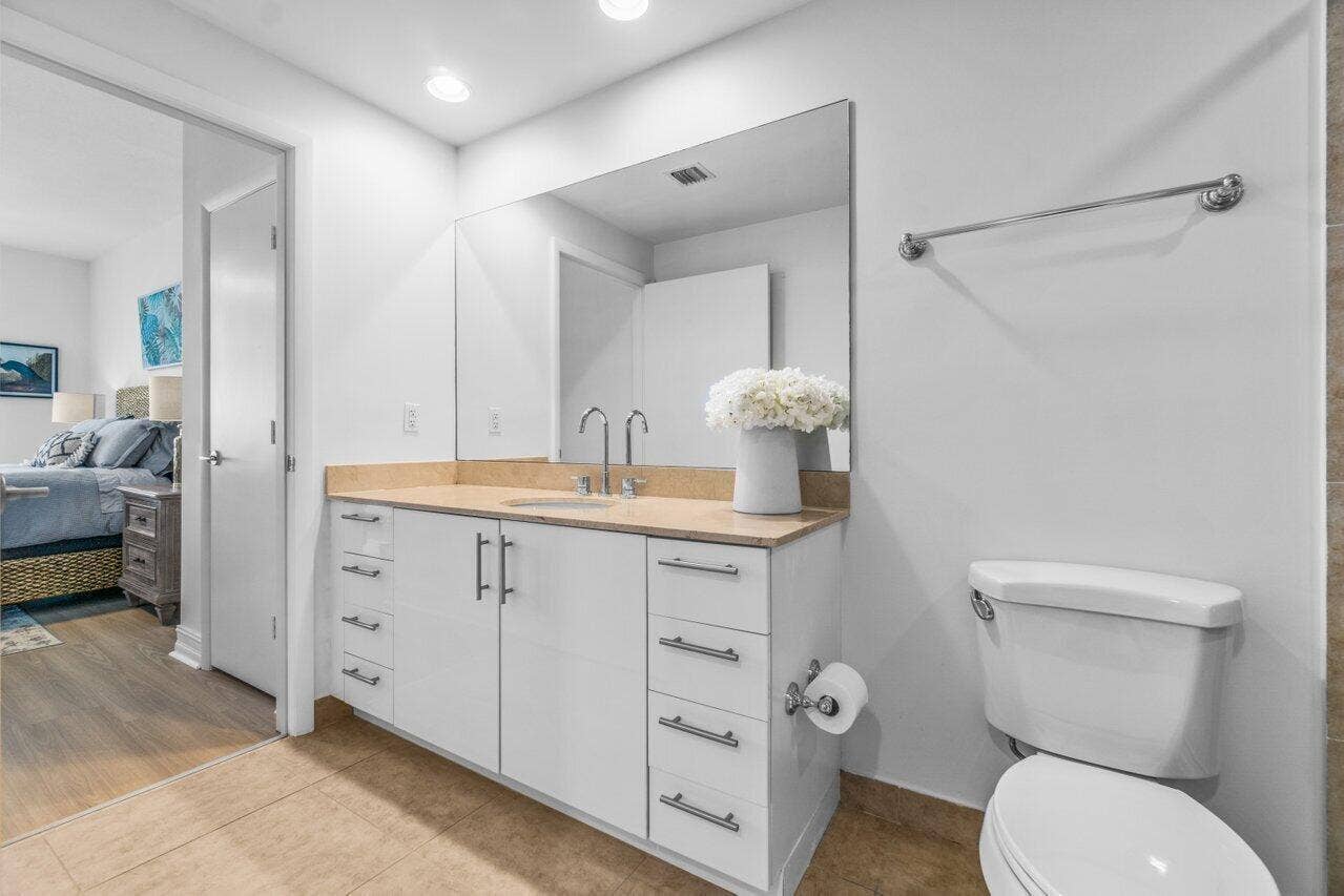 550 Okeechobee Boulevard, #1508, West Palm Beach, FL 33401 Guest Bathroom