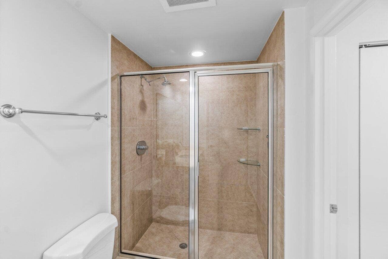 550 Okeechobee Boulevard, #1508, West Palm Beach, FL 33401 Guest Bathroom Shower