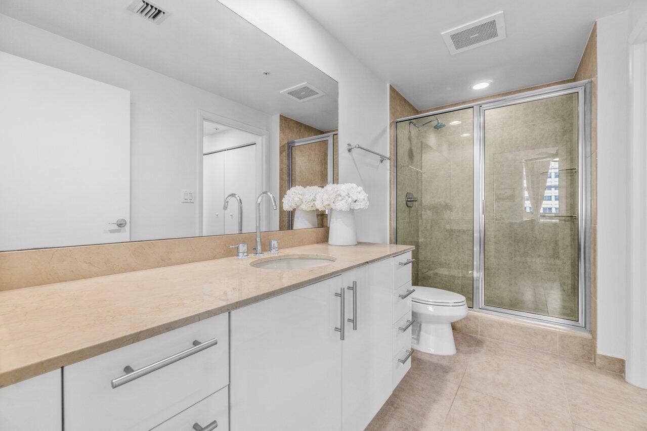 550 Okeechobee Boulevard, #1508, West Palm Beach, FL 33401 Guest Bathroom & Shower
