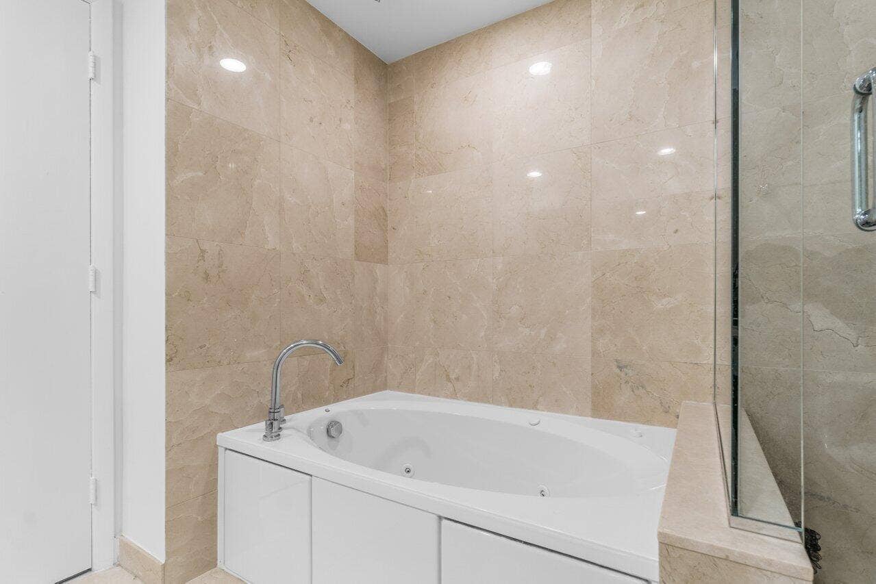 550 Okeechobee Boulevard, #1508, West Palm Beach, FL 33401 Primary Bath Jetted Tub