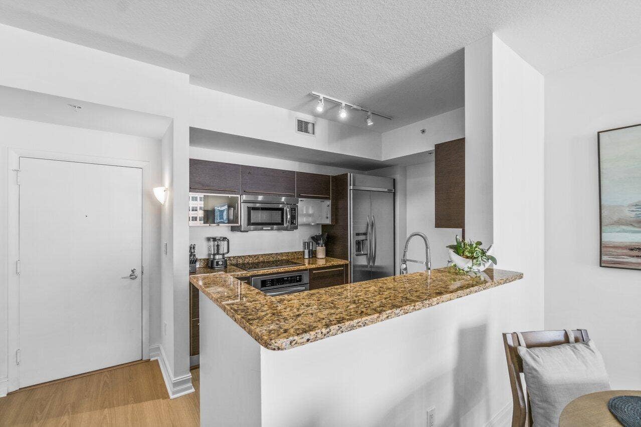 550 Okeechobee Boulevard, #1508, West Palm Beach, FL 33401 Breakfast Bar & Kitchen