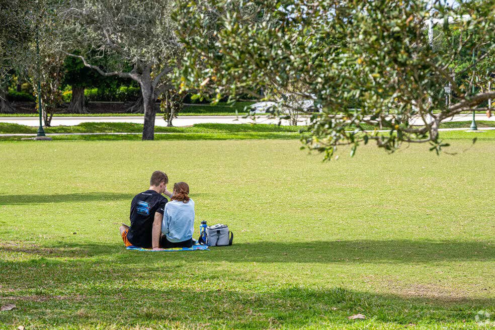 Lovely park just a few minutes away, near plaza with shopping and restaurants!