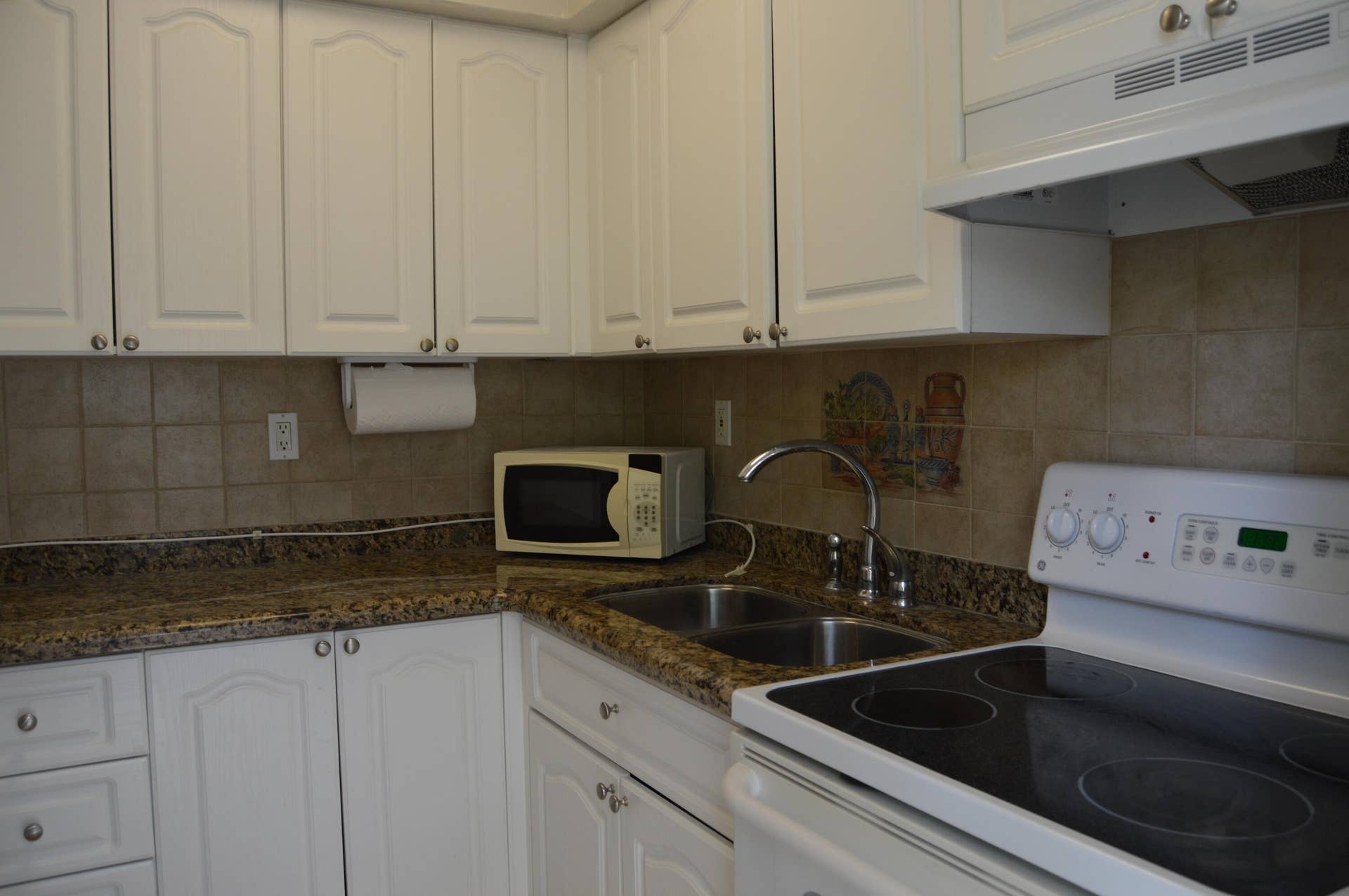 1500 SE 15TH Street, #219, Fort Lauderdale, FL 33316 Sufficient Cabinets