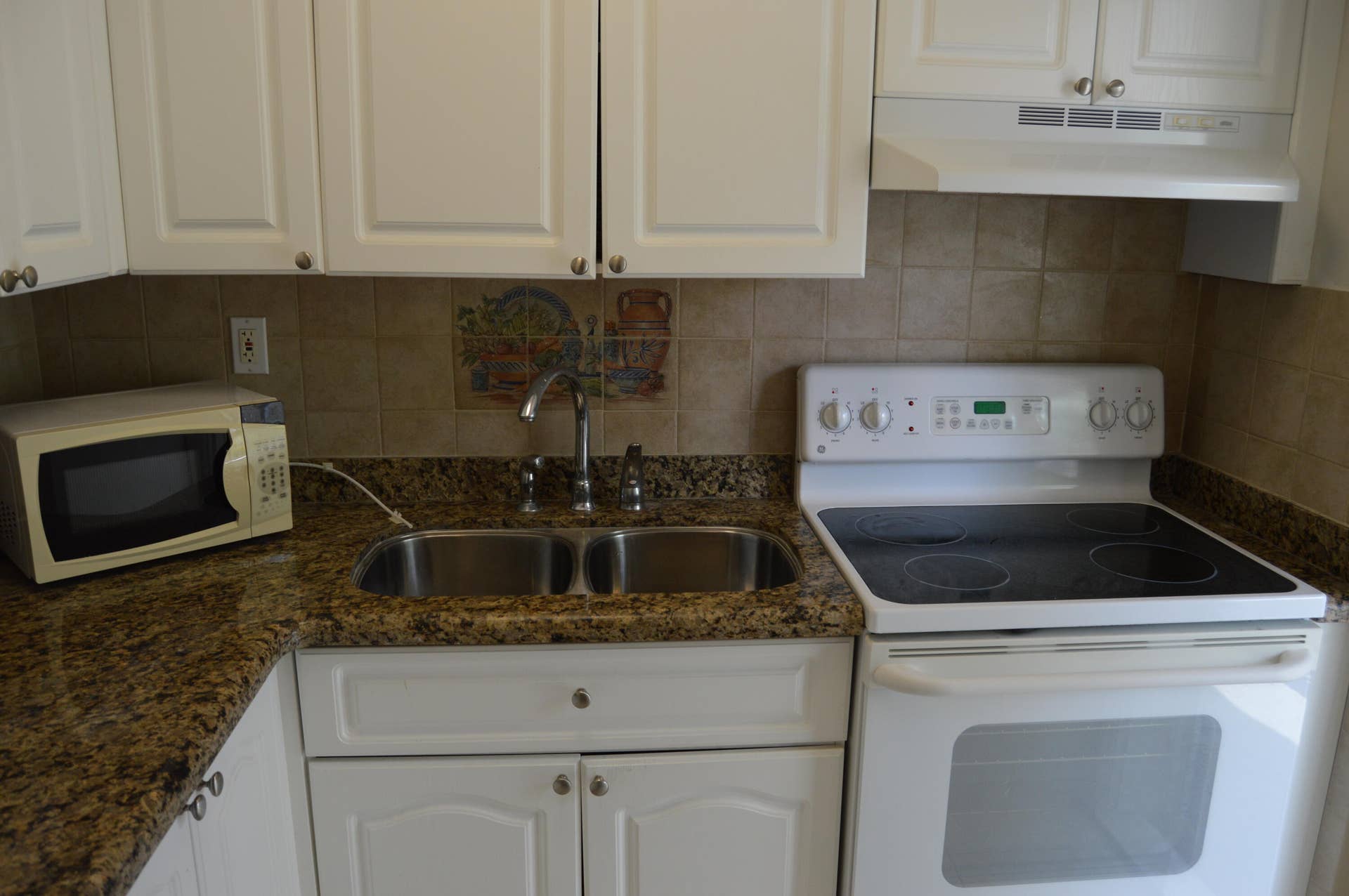 1500 SE 15TH Street, #219, Fort Lauderdale, FL 33316 Double Stainless Sink and Electric Stove