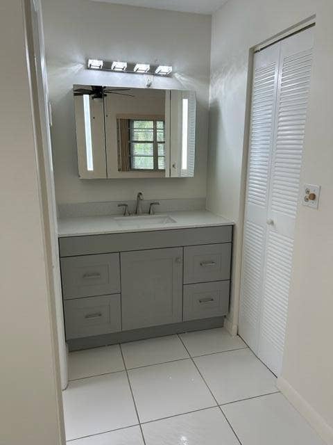 194 LAKE SUSAN Lane, West Palm Beach, West Palm Beach, FL 33411 New Vanity & mirror