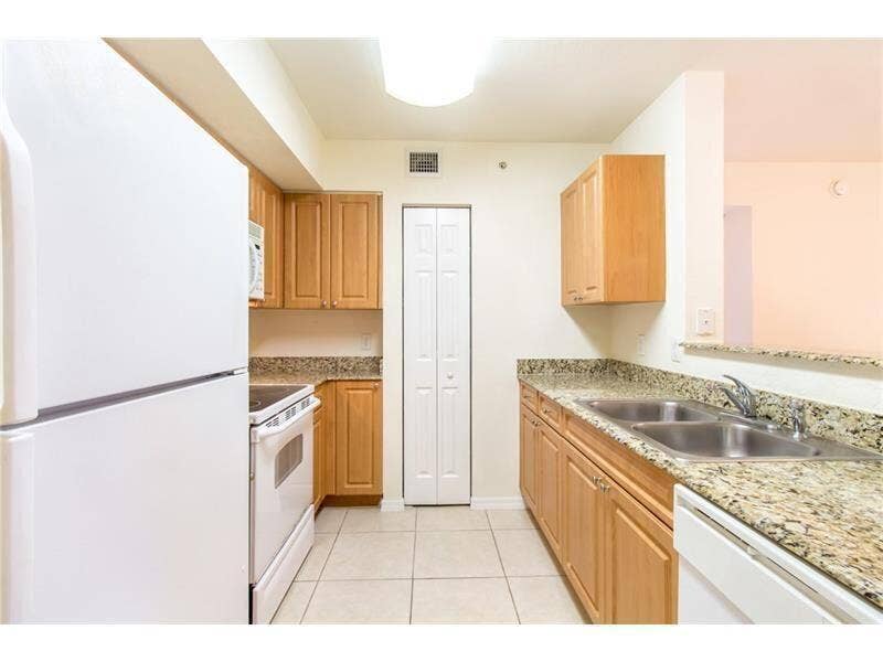 6760 heritage grande kitchen 2