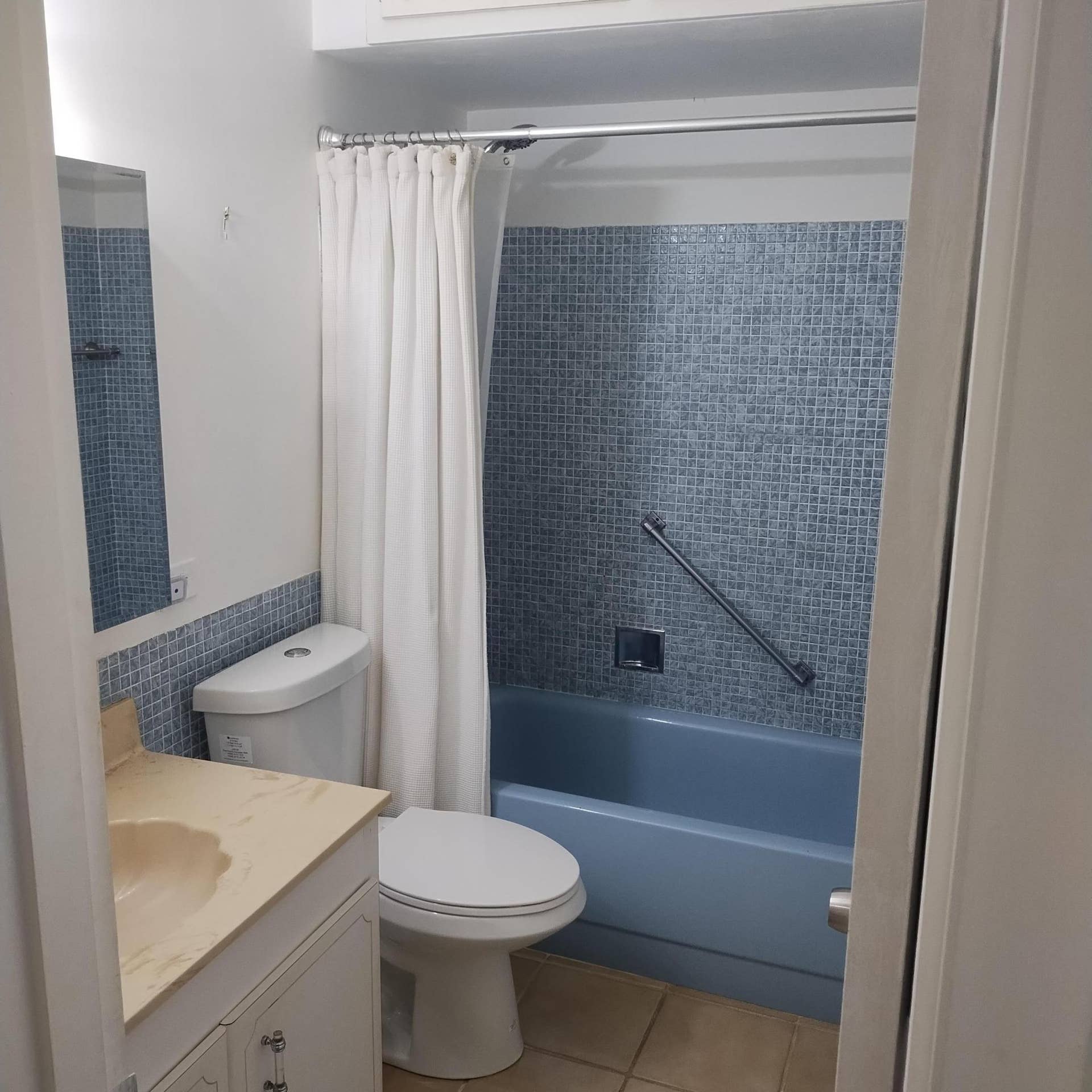 2700 Banyan Road, #c 3, Boca Raton, FL 33432 Guest bath 1