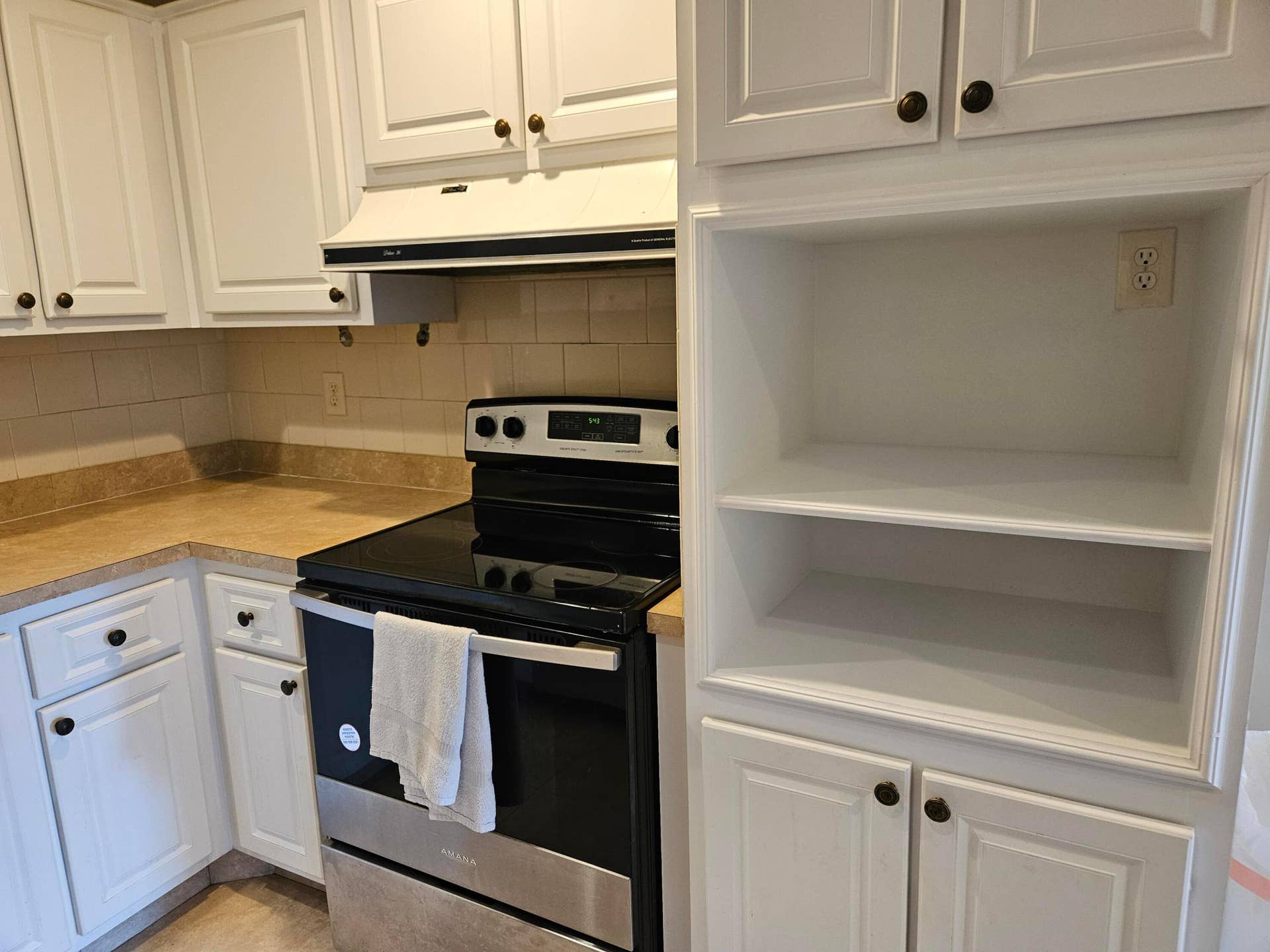 2886 Fernley Drive E, #1, West Palm Beach, FL 33415 Kitchen/ Microwave area