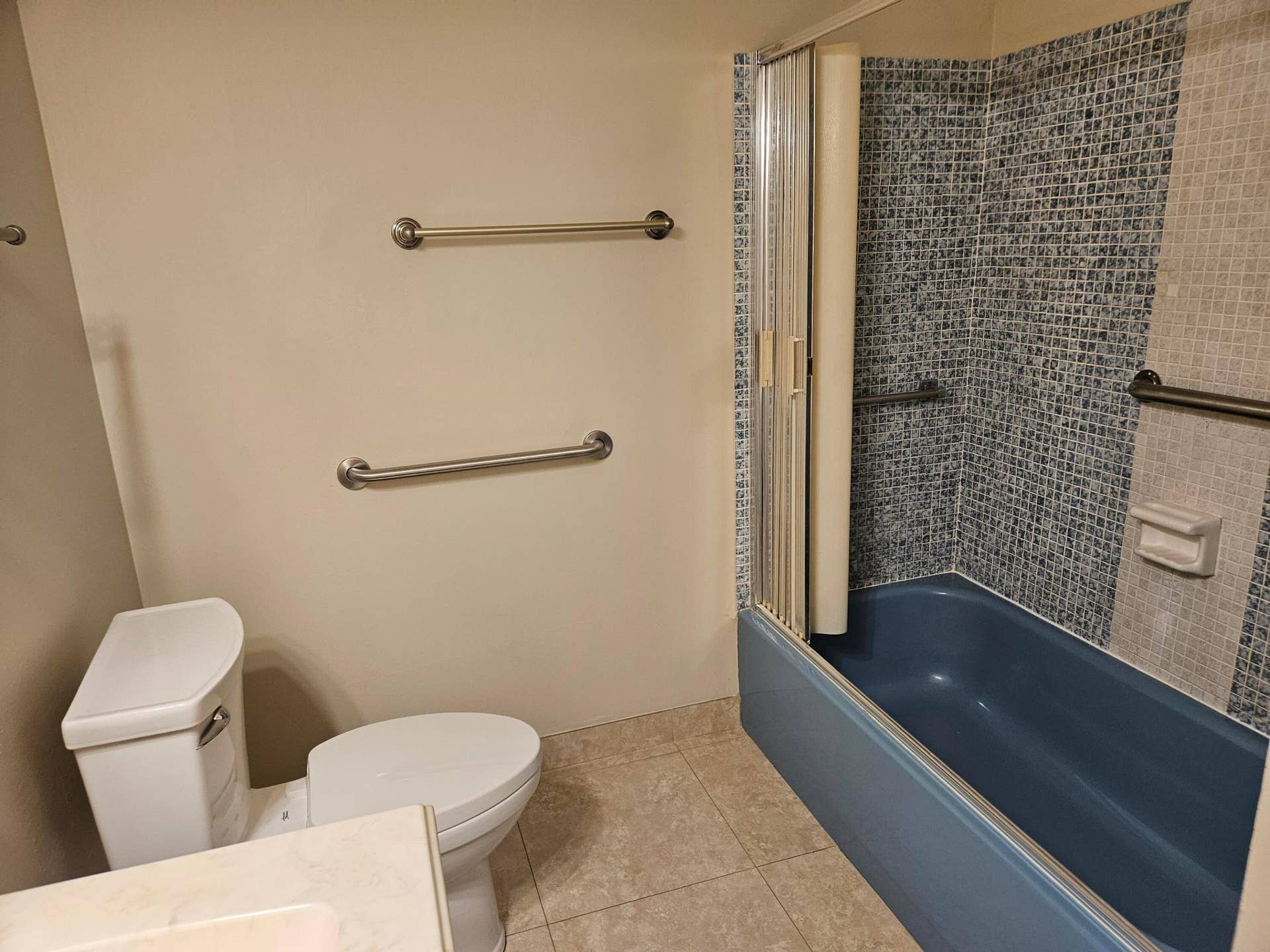 2886 Fernley Drive E, #1, West Palm Beach, FL 33415 Guest bathtub