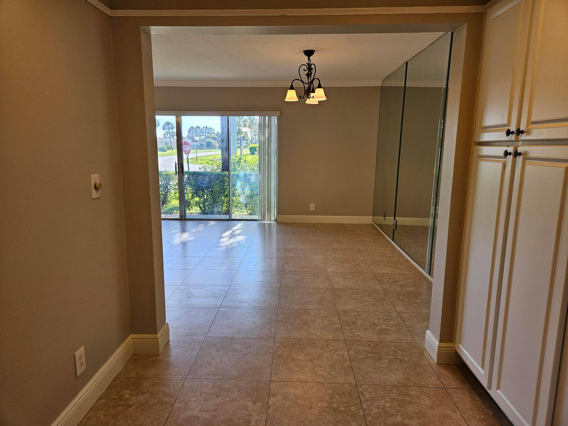 2886 Fernley Drive E, #1, West Palm Beach, FL 33415 View into dining area