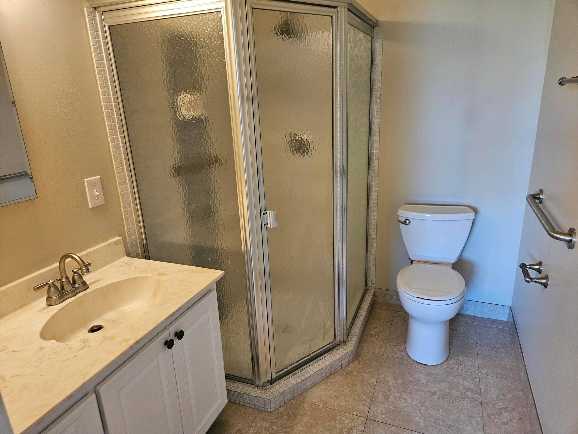 2886 Fernley Drive E, #1, West Palm Beach, FL 33415 Primary bathroom