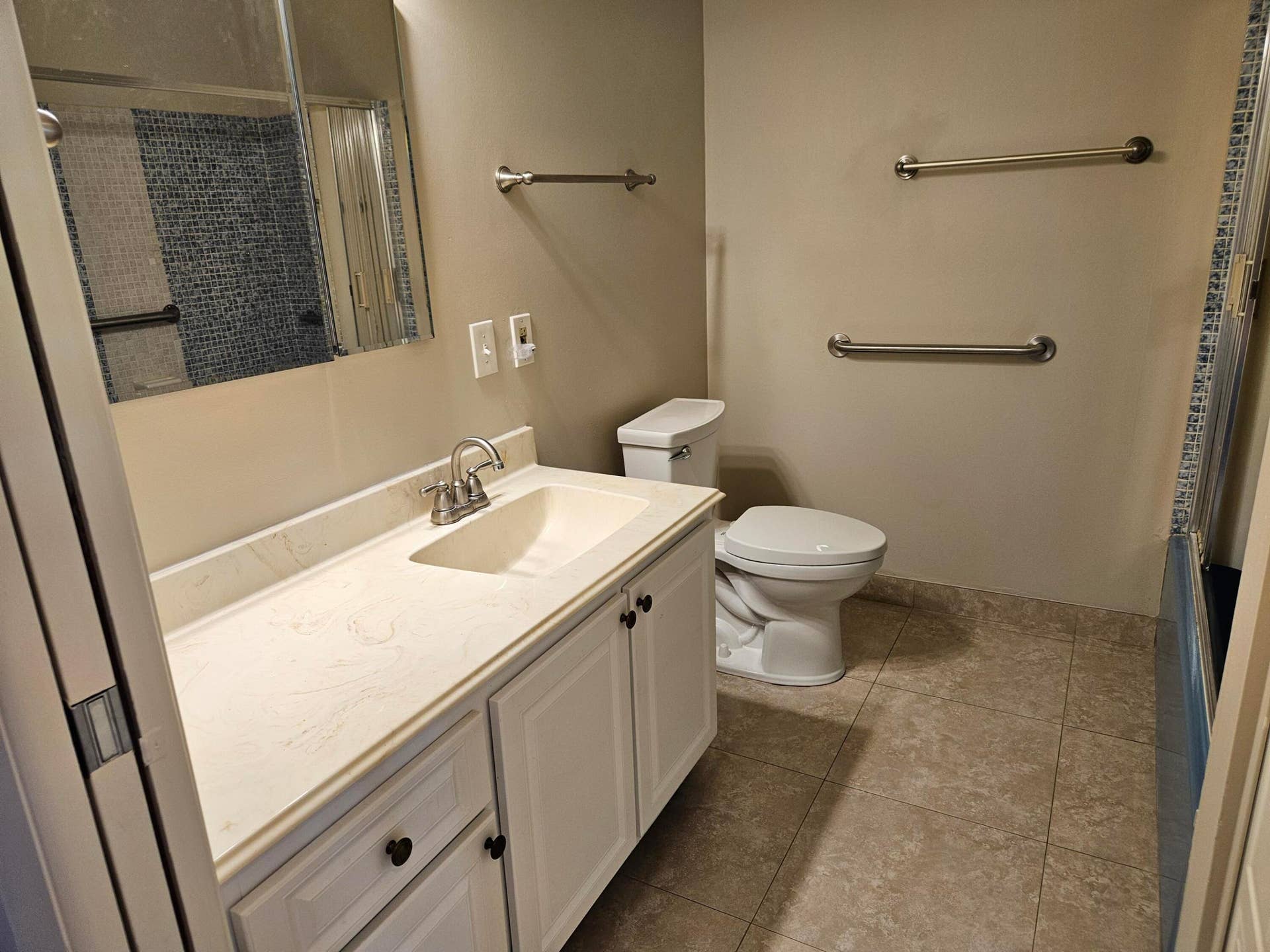 2886 Fernley Drive E, #1, West Palm Beach, FL 33415 Guest bathroom