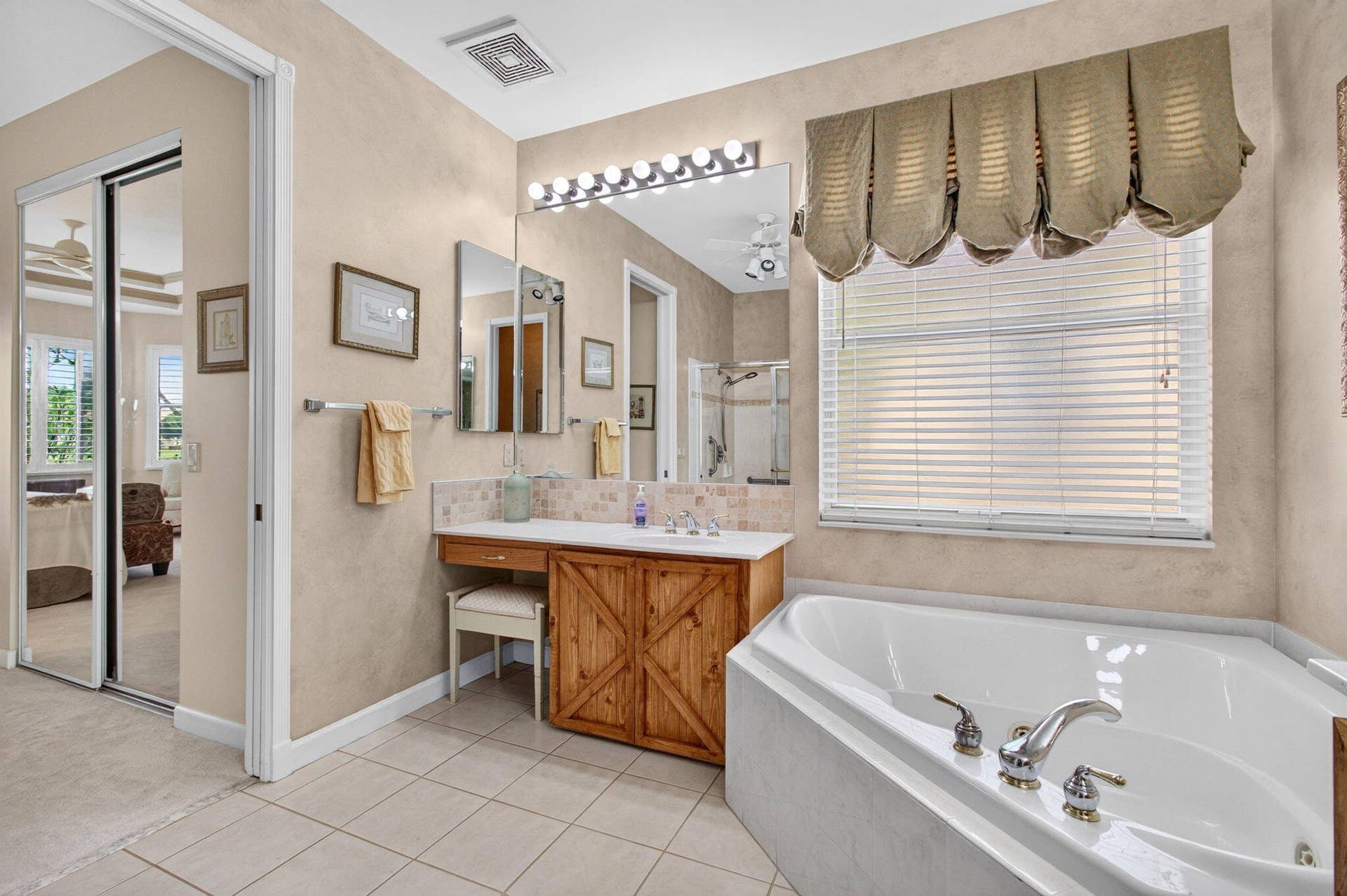 9542 Lantern Bay Circle, West Palm Beach, FL 33411 Jacuzzi Jetted Tub