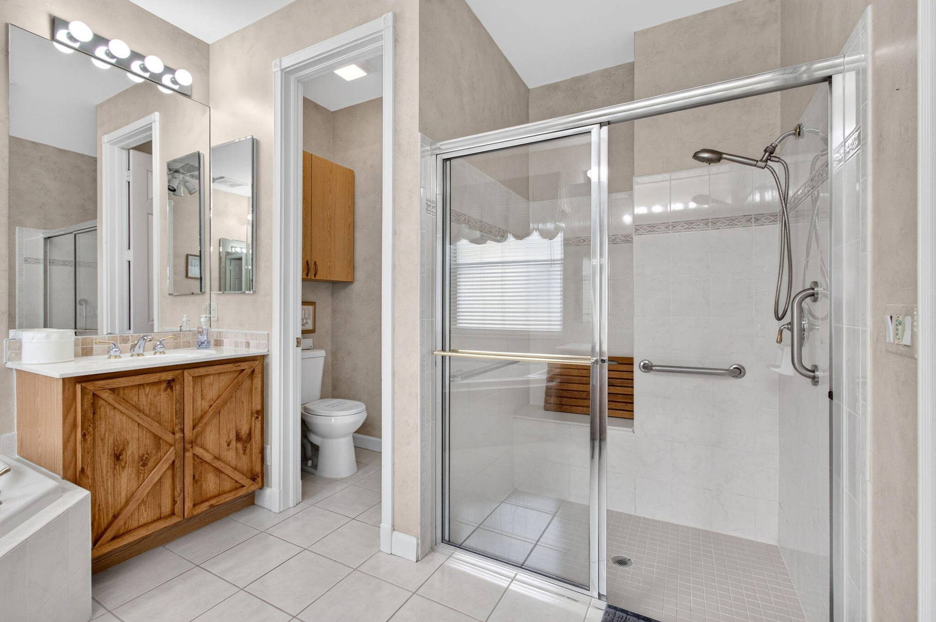 9542 Lantern Bay Circle, West Palm Beach, FL 33411 Seperate Show & Toilet