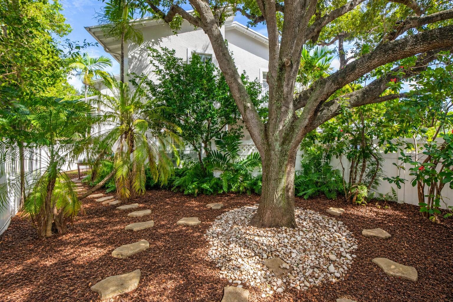 271 SE 22nd Street, Fort Lauderdale, FL 33316 Landscaped Mulch Garden Under Oak Tree