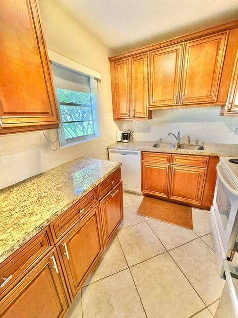 end unit with window in kitchen