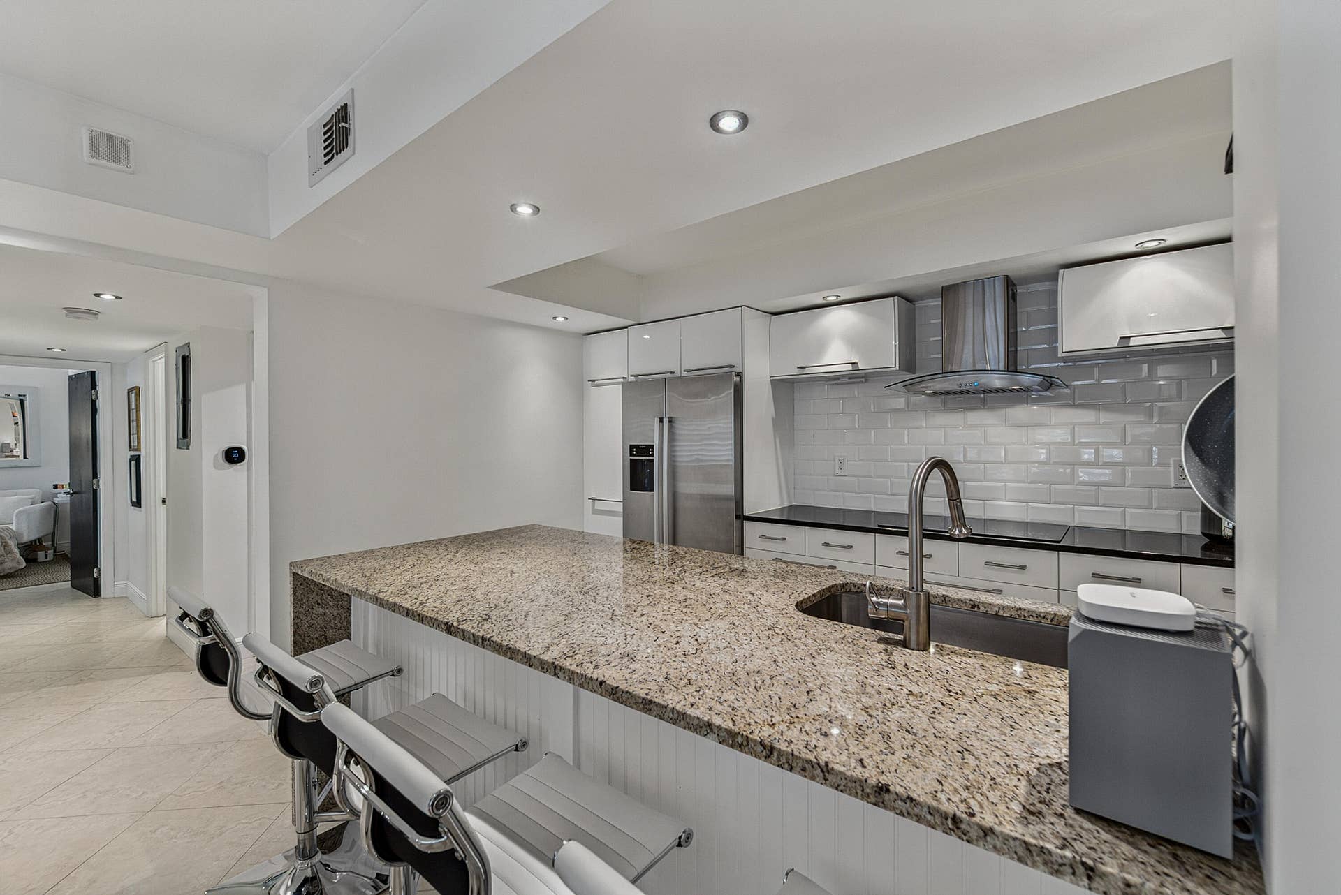 2900 NE 30th Street, #G1, Fort Lauderdale, FL 33306 Kitchen Island sits 4 people