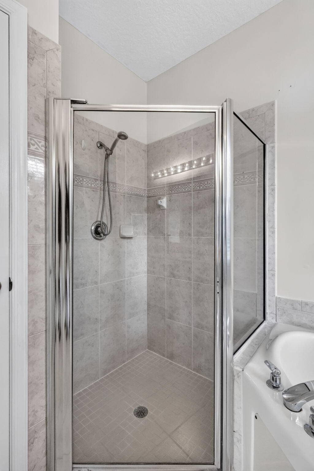 2521 S Coral Trace Circle, Delray Beach, FL 33445 Separate shower