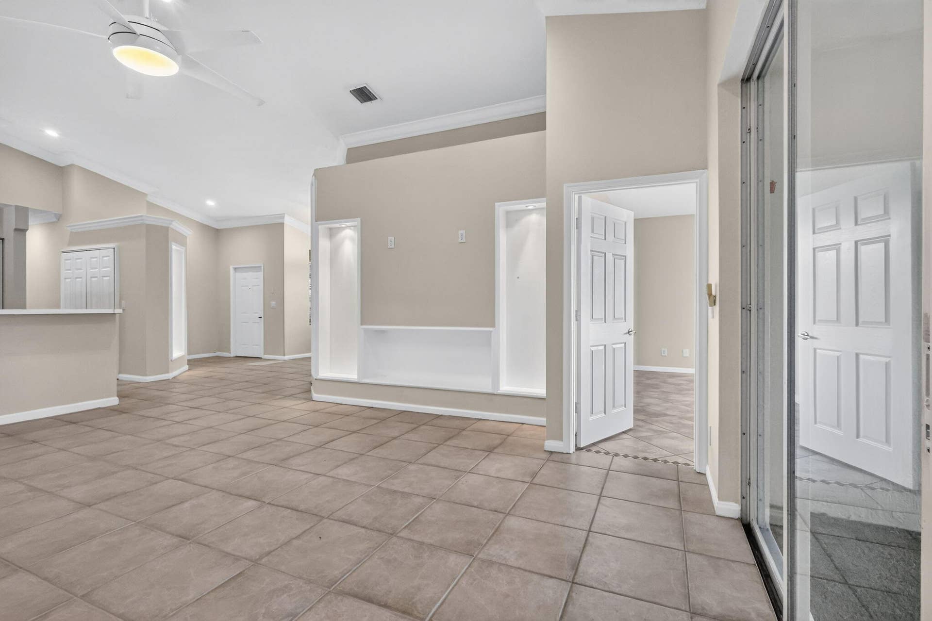 2521 S Coral Trace Circle, Delray Beach, FL 33445 Living Area