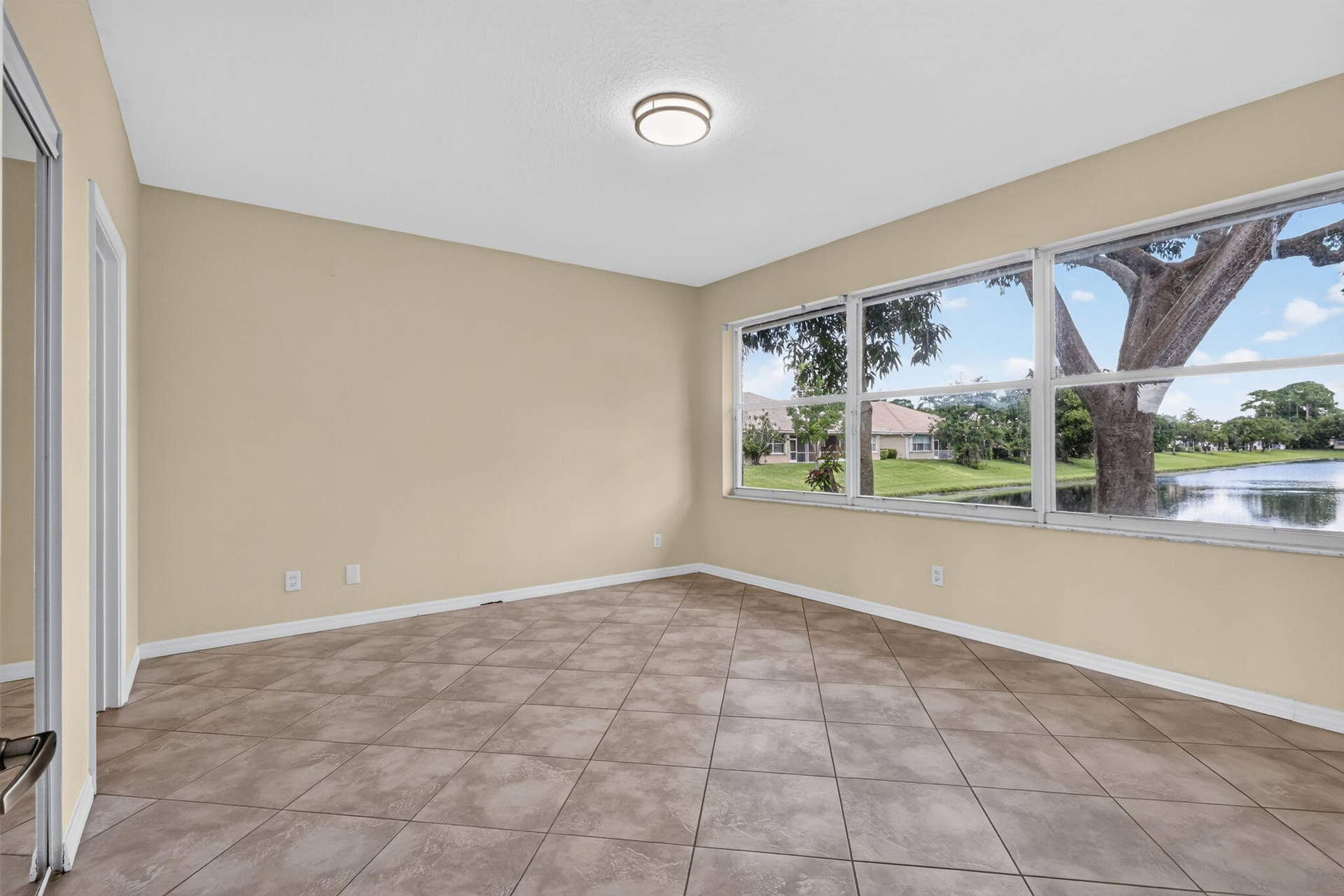 2521 S Coral Trace Circle, Delray Beach, FL 33445 Vaulted ceilings, en-suite barhroom