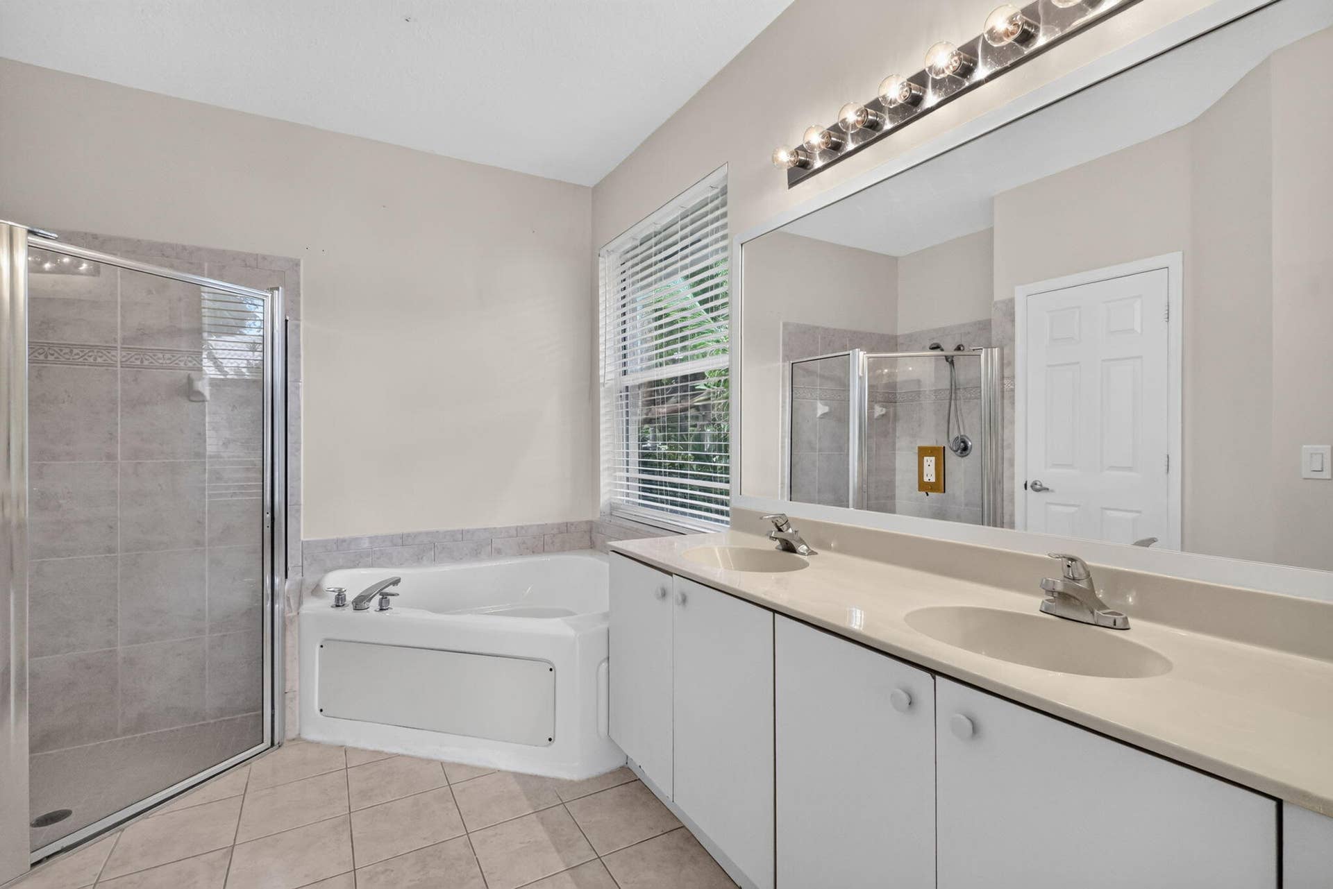 2521 S Coral Trace Circle, Delray Beach, FL 33445 Primary Bathroom