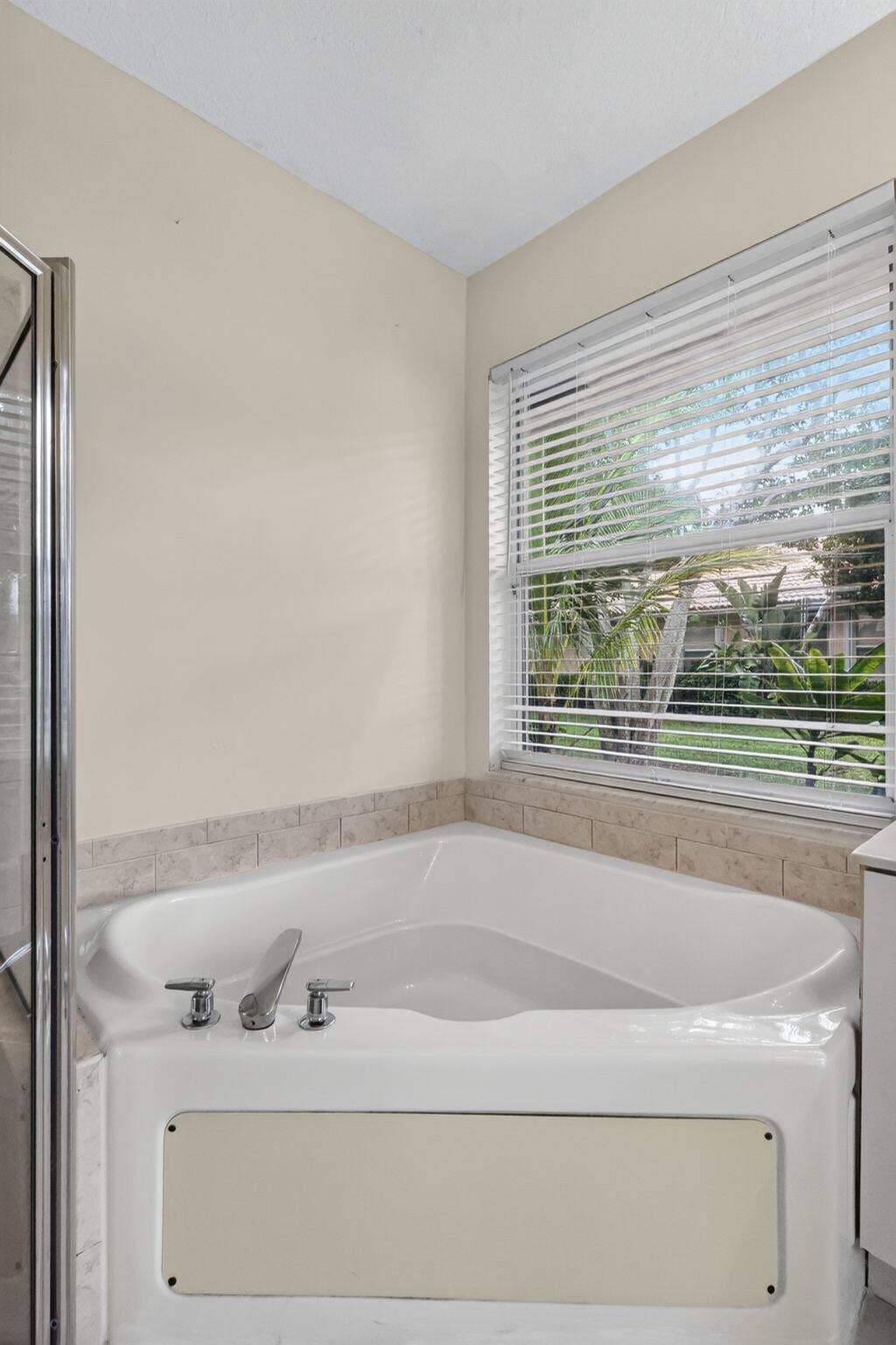 2521 S Coral Trace Circle, Delray Beach, FL 33445 Roman Jacuzzi tub