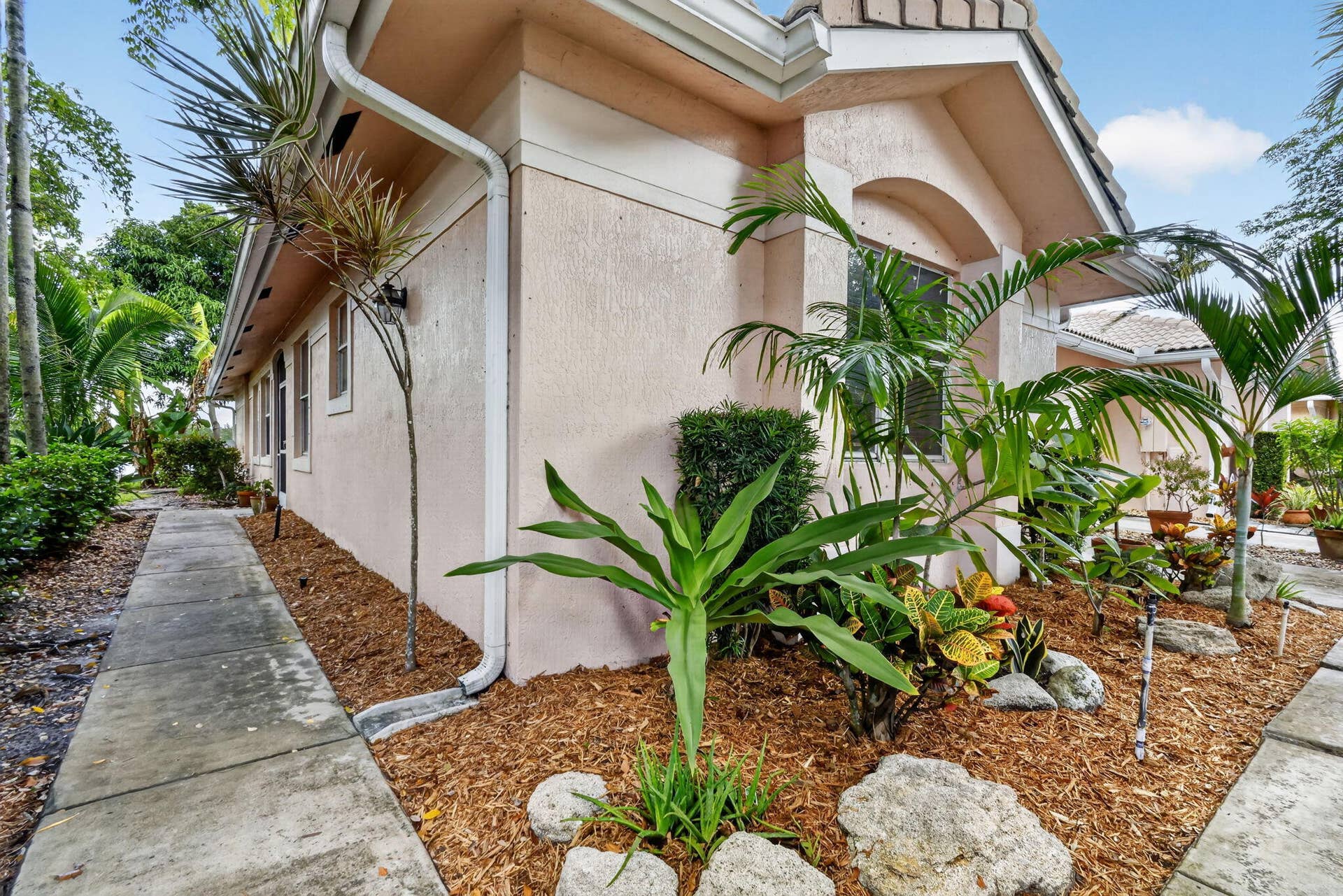 2521 S Coral Trace Circle, Delray Beach, FL 33445 Private walkway