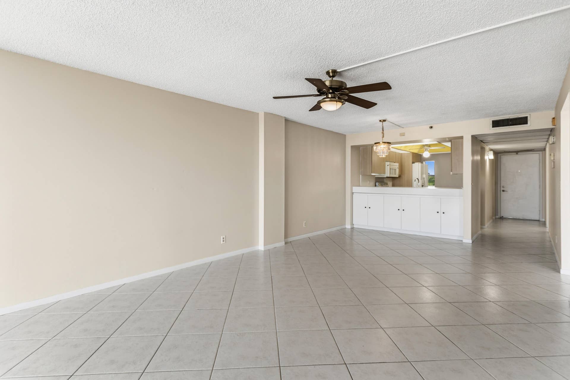 17 Royal Palm Way, #6010, Boca Raton, FL 33432 Spacious living