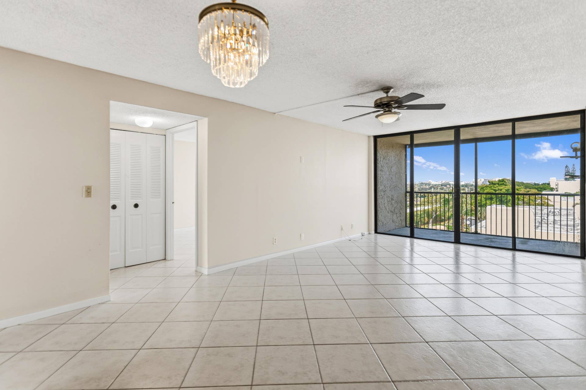 17 Royal Palm Way, #6010, Boca Raton, FL 33432 Spacious Living Room