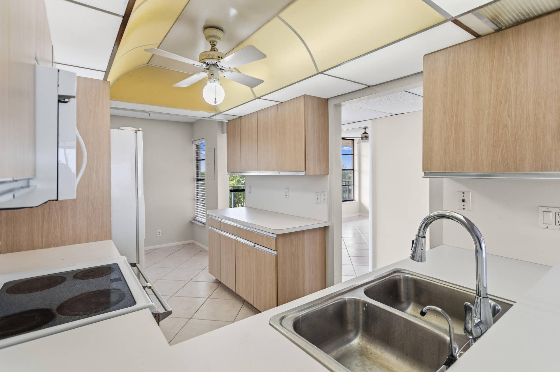17 Royal Palm Way, #6010, Boca Raton, FL 33432 Open kitchen