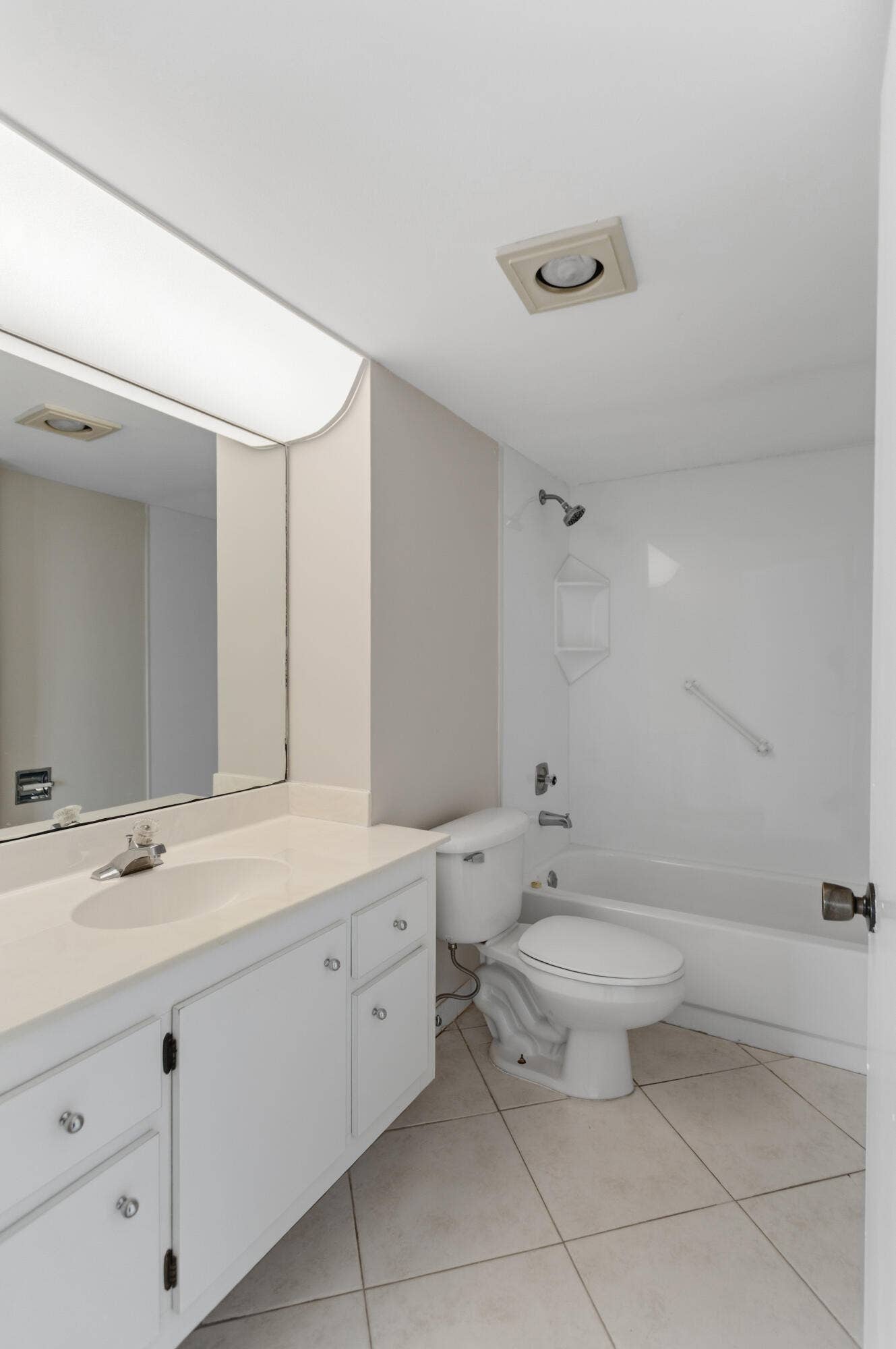 17 Royal Palm Way, #6010, Boca Raton, FL 33432 Guest Bath