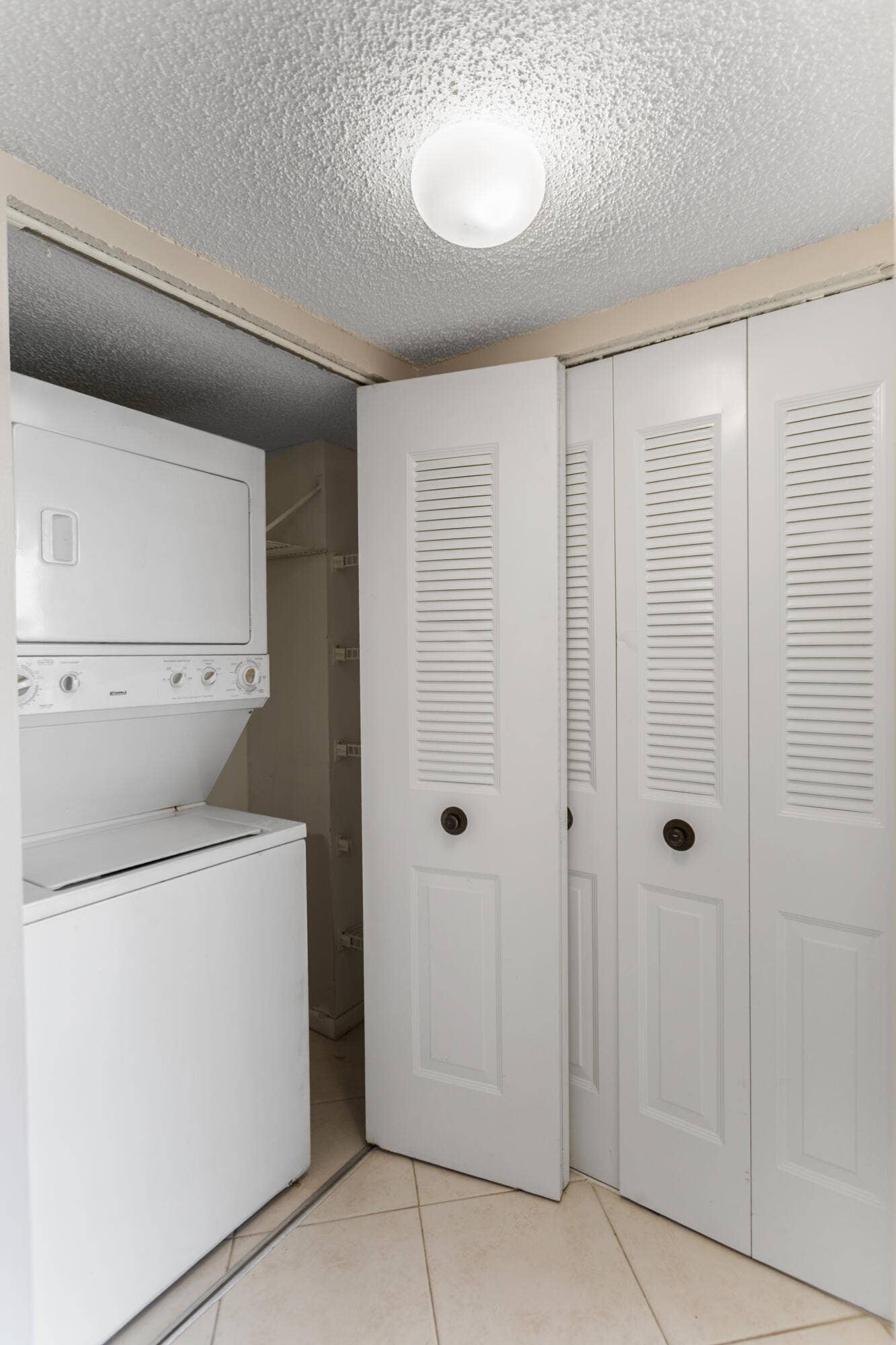 17 Royal Palm Way, #6010, Boca Raton, FL 33432 washer/dryer in unit
