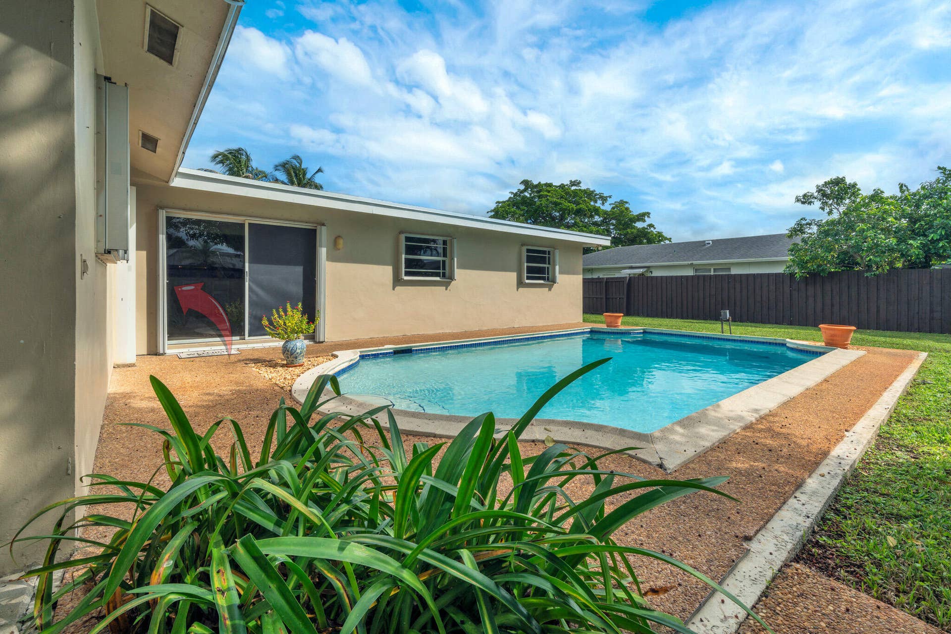 6 Pool + backyard (4)