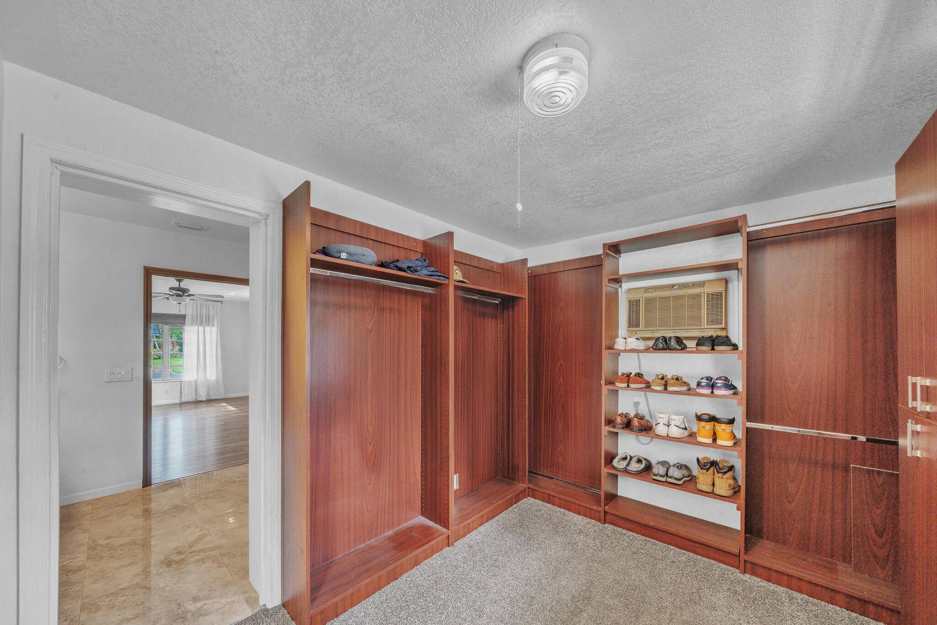 10 Walk-In Closet (2)