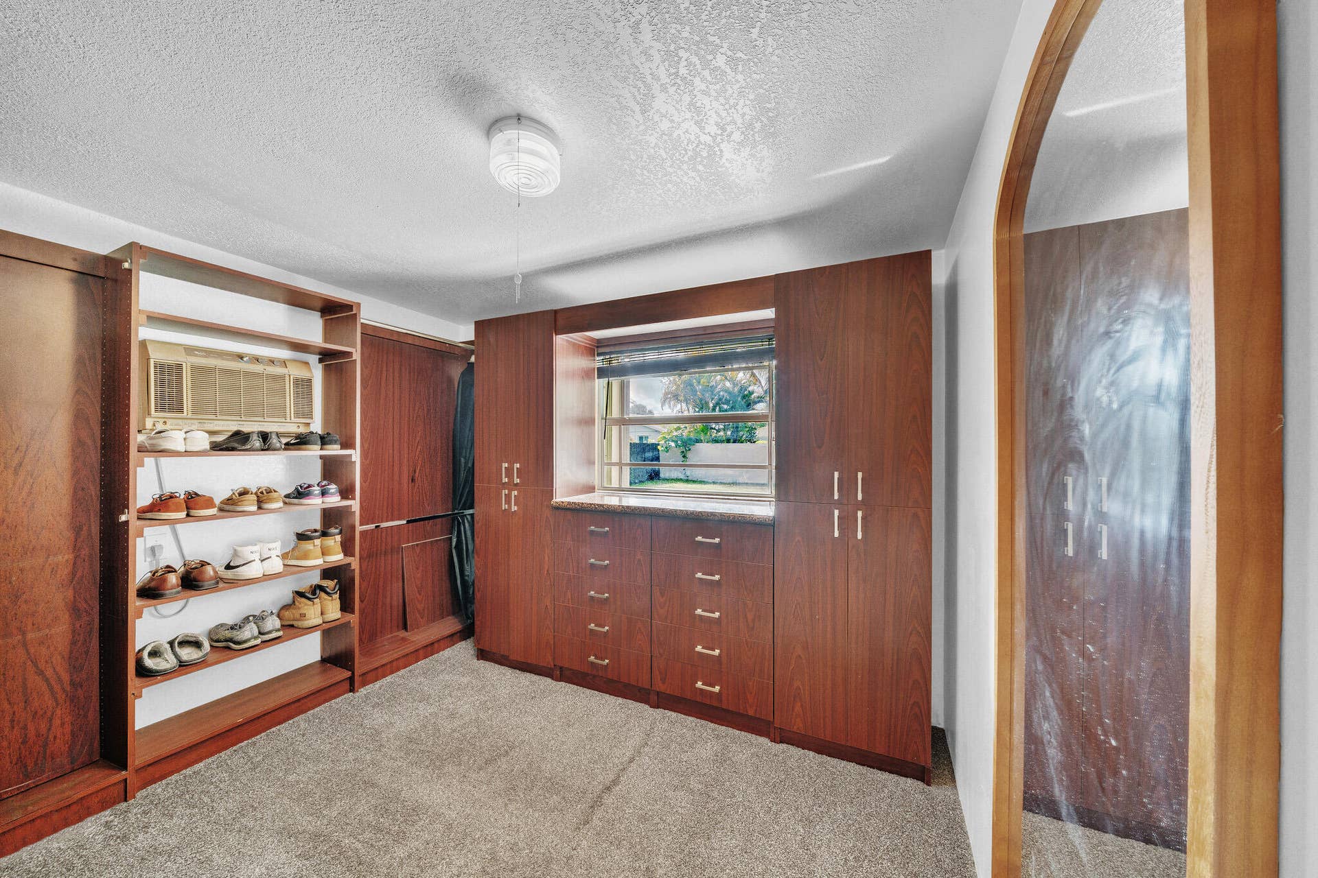 10 Walk-In Closet (1)