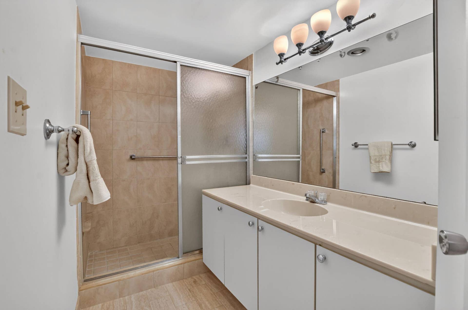 550 S Ocean Boulevard, #2209, Boca Raton, FL 33432 Guest Bath En-Suite