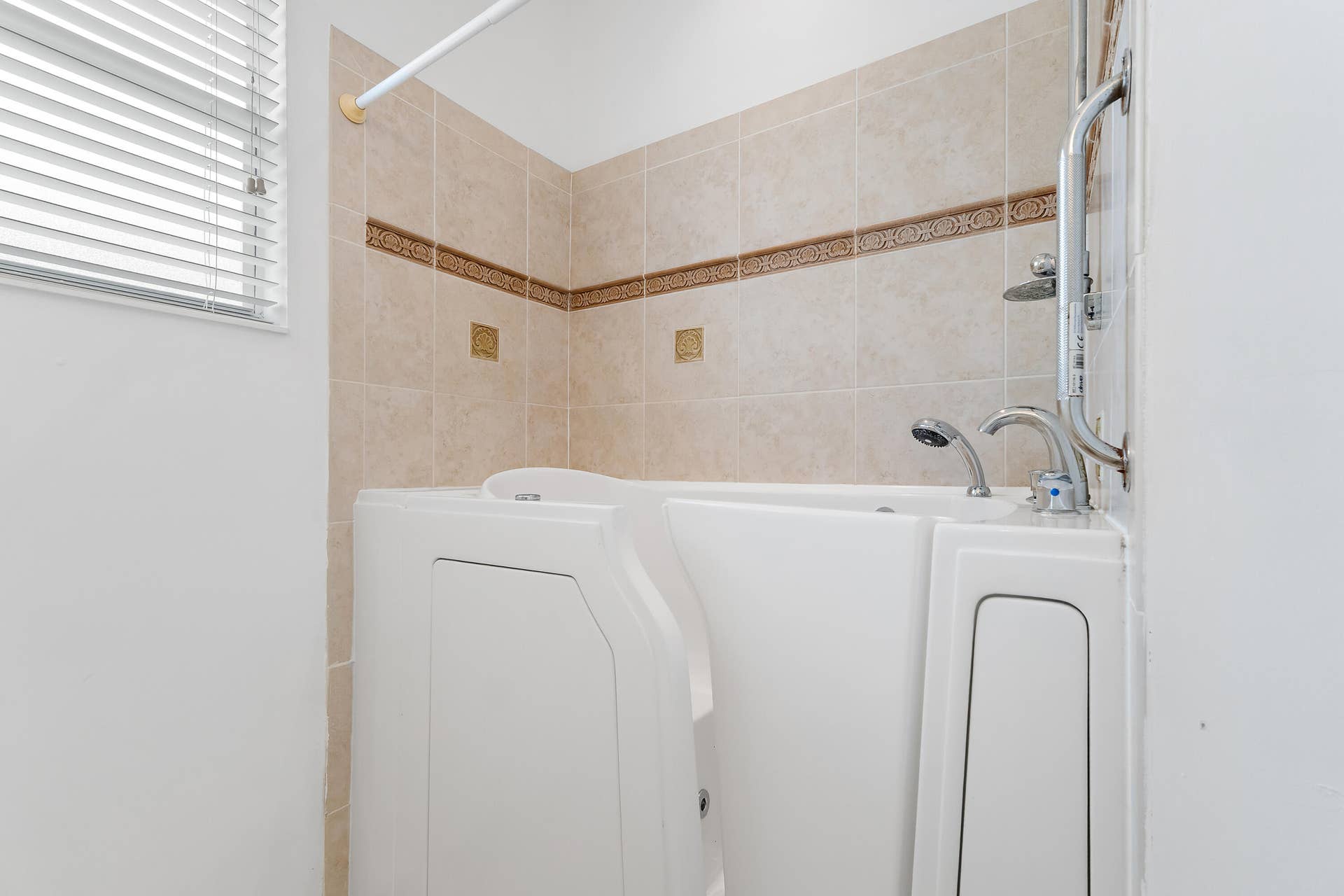 5183 SE Graham Drive, Stuart, FL 34997 Jetted Thearpeutic tub