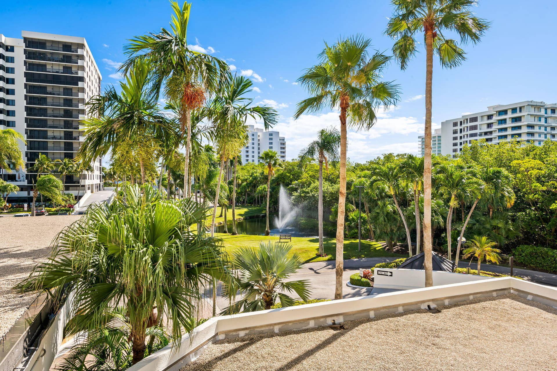 TROPICAL LOCATION. STEPS TO THE BEACH ON THE INTRACOASTAL.