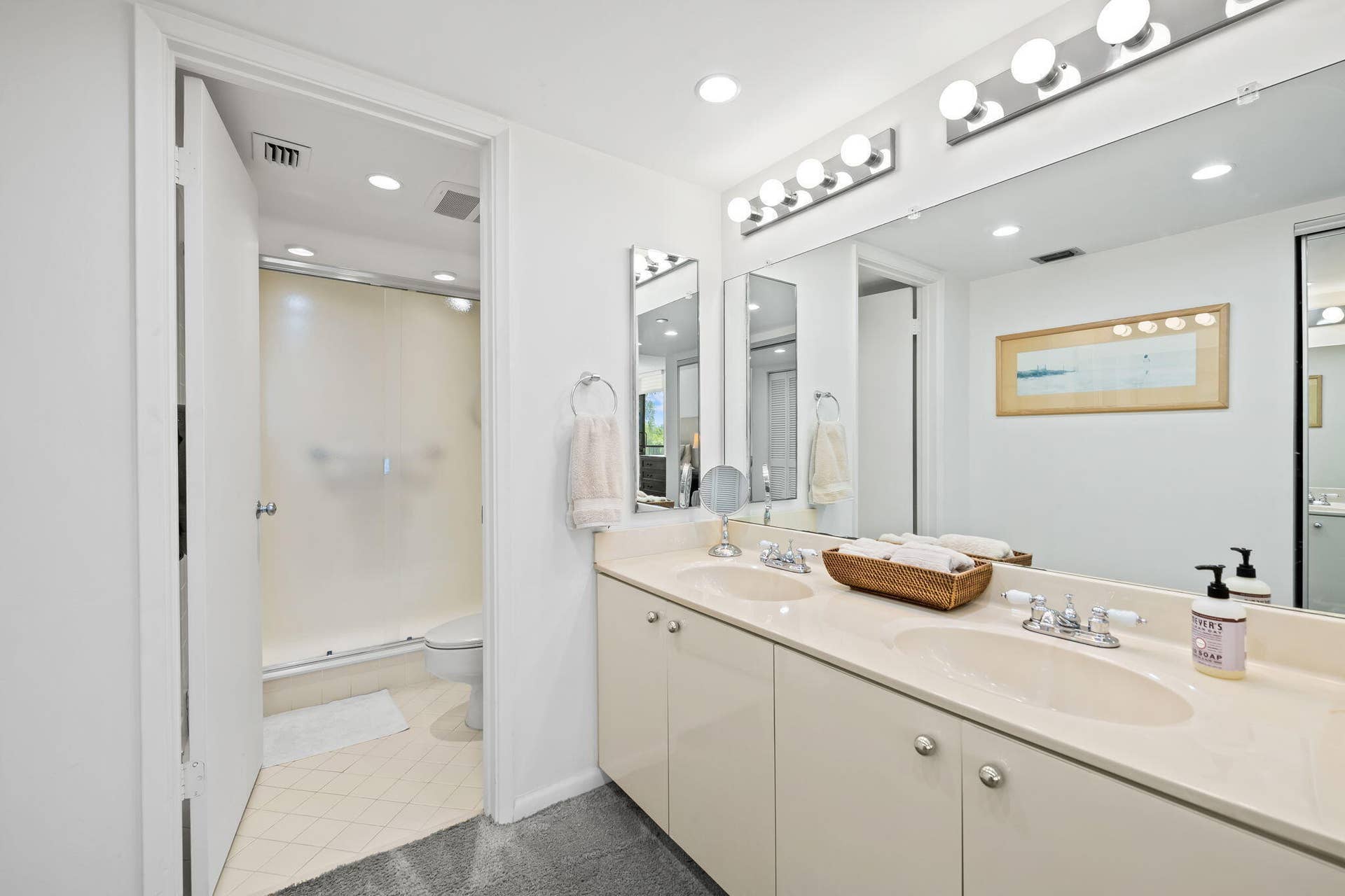 DOUBLE VANITY. ONSUITE.