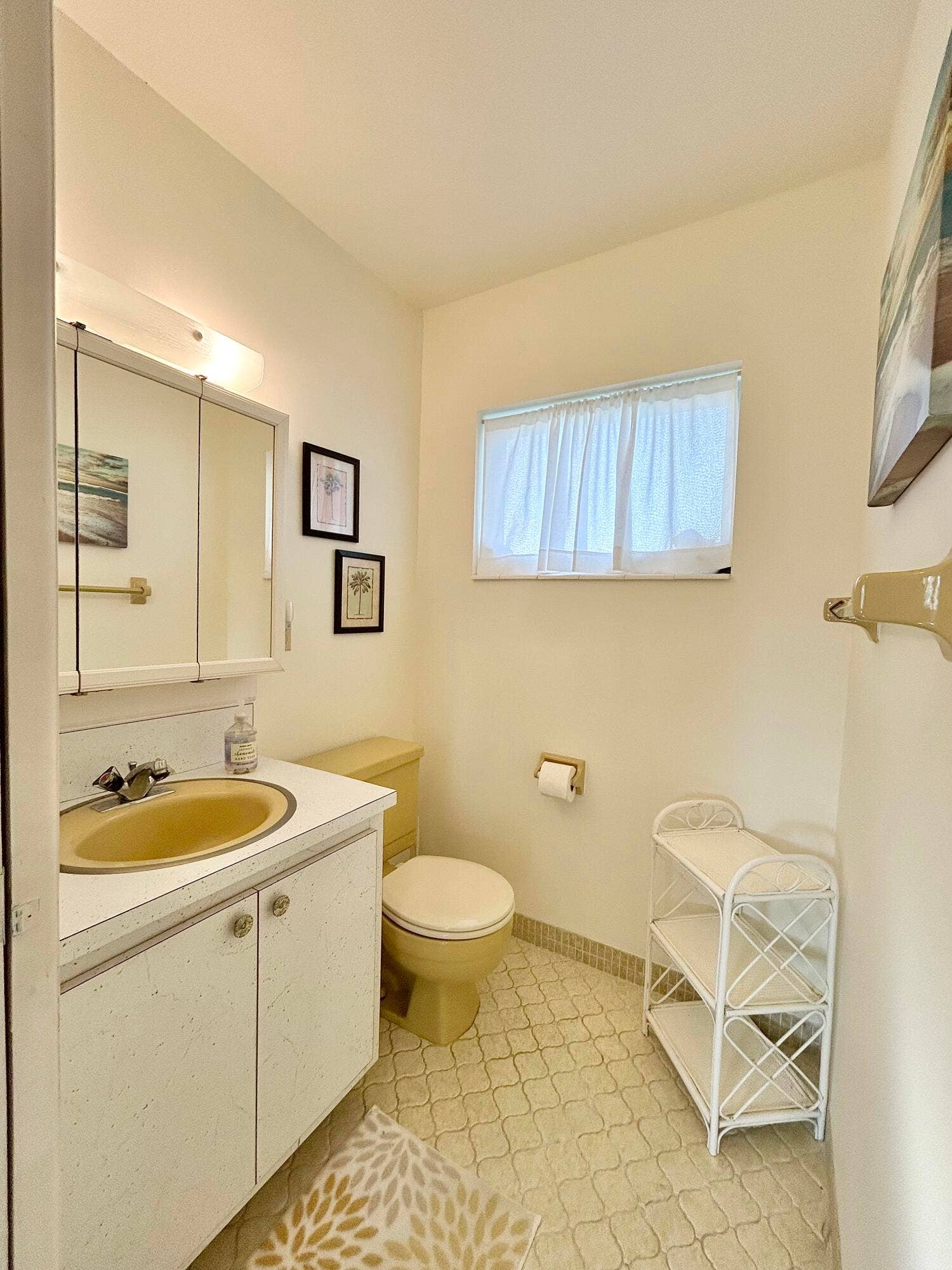 2653 Dudley Drive W, #F, West Palm Beach, FL 33415 POWDER ROOM