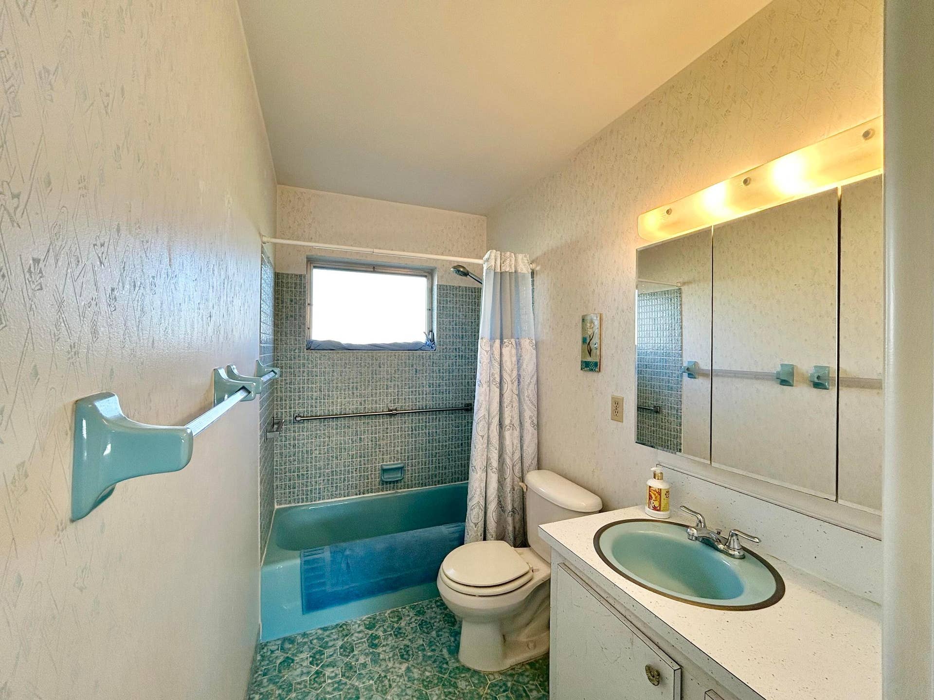 2653 Dudley Drive W, #F, West Palm Beach, FL 33415 ENSUITE BATHROOM